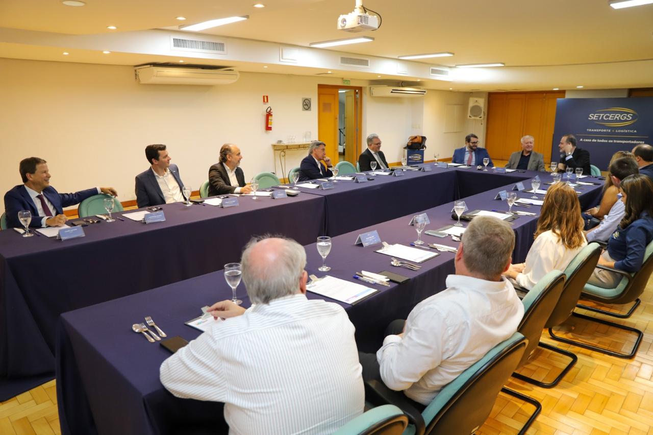 FDoto em ângulo aberto, mostrando a mesa com todos os participantes.