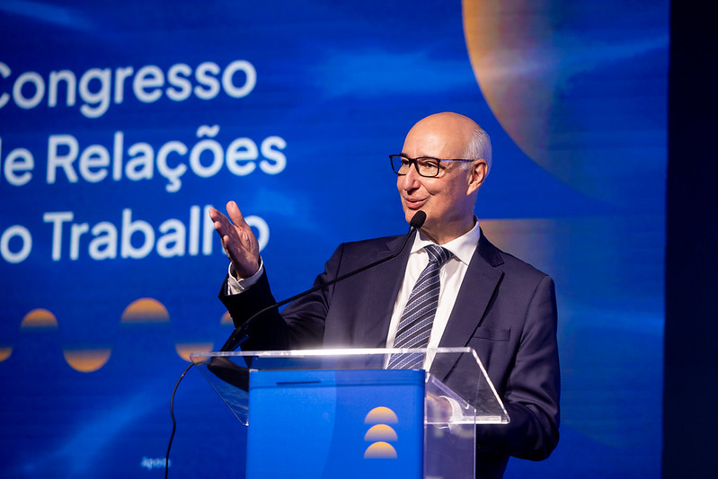 A foto mostra o ministro Ives discursando.