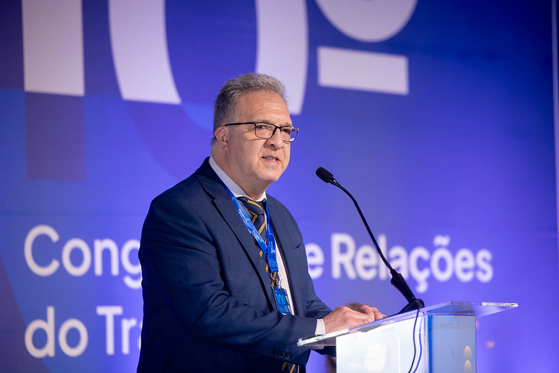 A foto mostra o des. Cassou discursando.