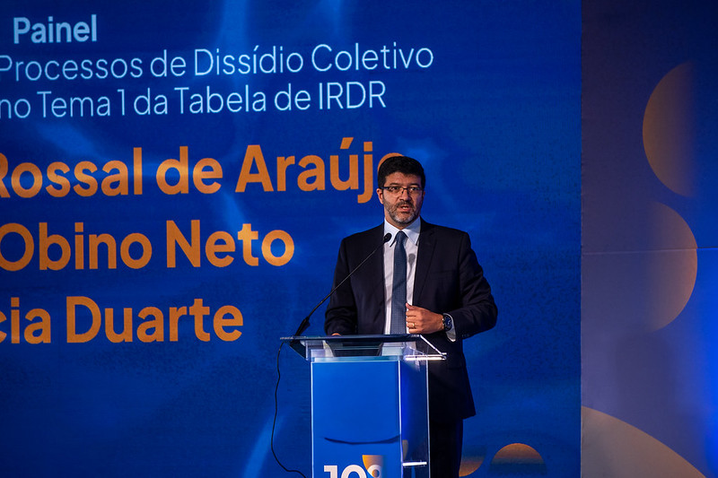 A foto mostra o desembargador Rossal discursando.