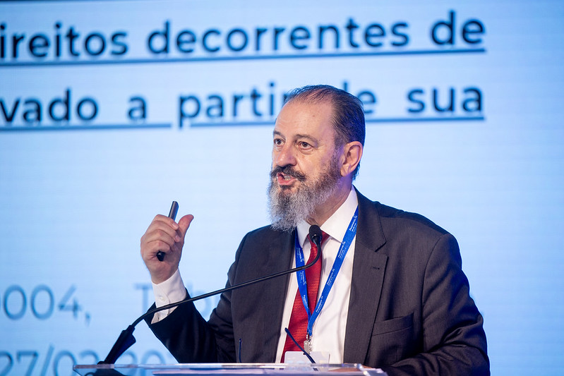 A foto mostra o ministro Hugo discursando.