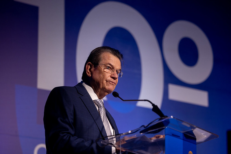 A foto mostra o presidente da Fecomércio discursando