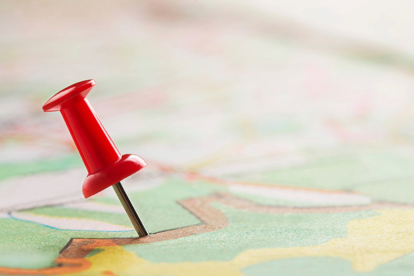 Marca de localização com pino vermelho em mapa