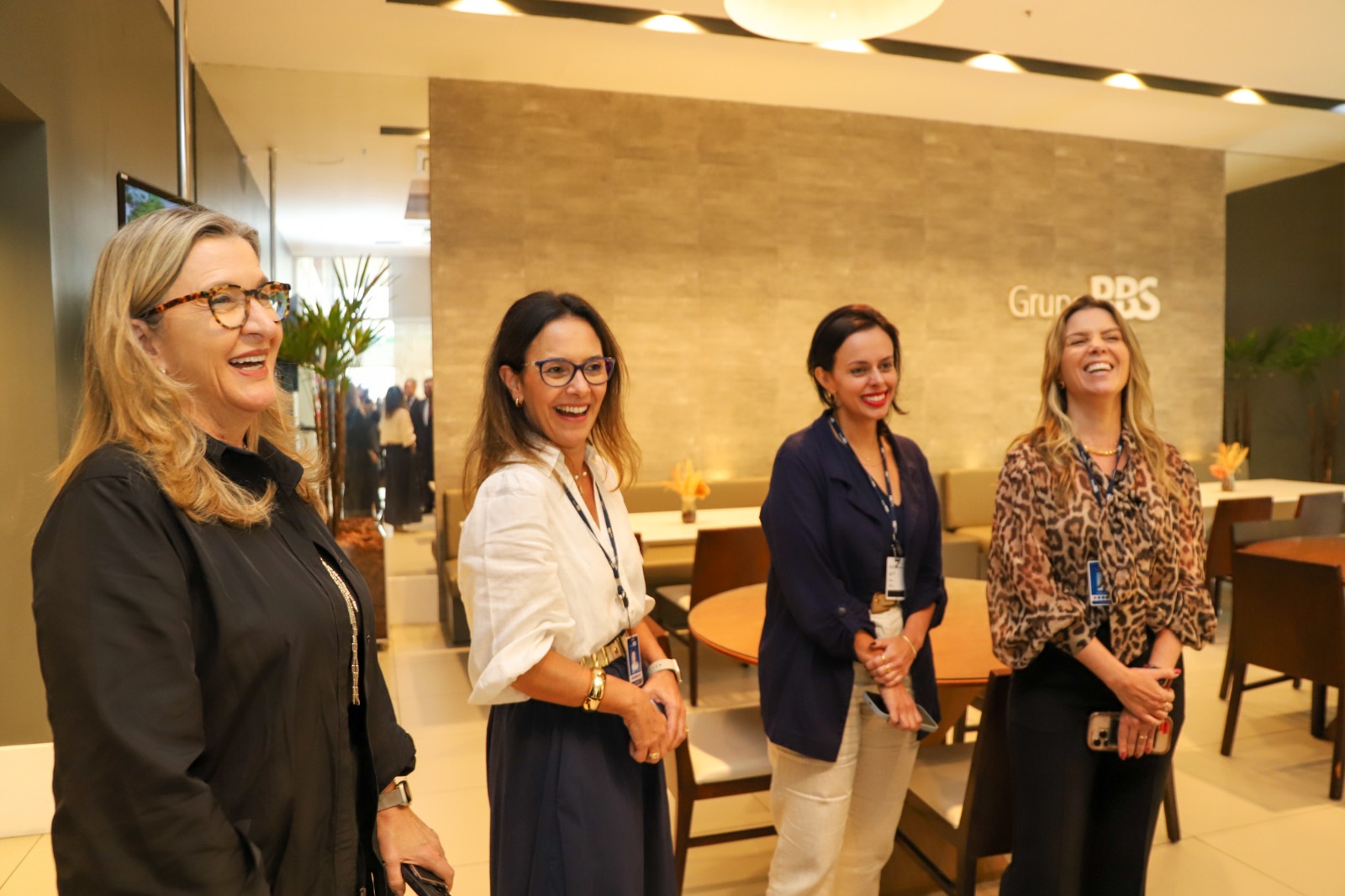 A foto mostra quatro mulheres sorrindo.