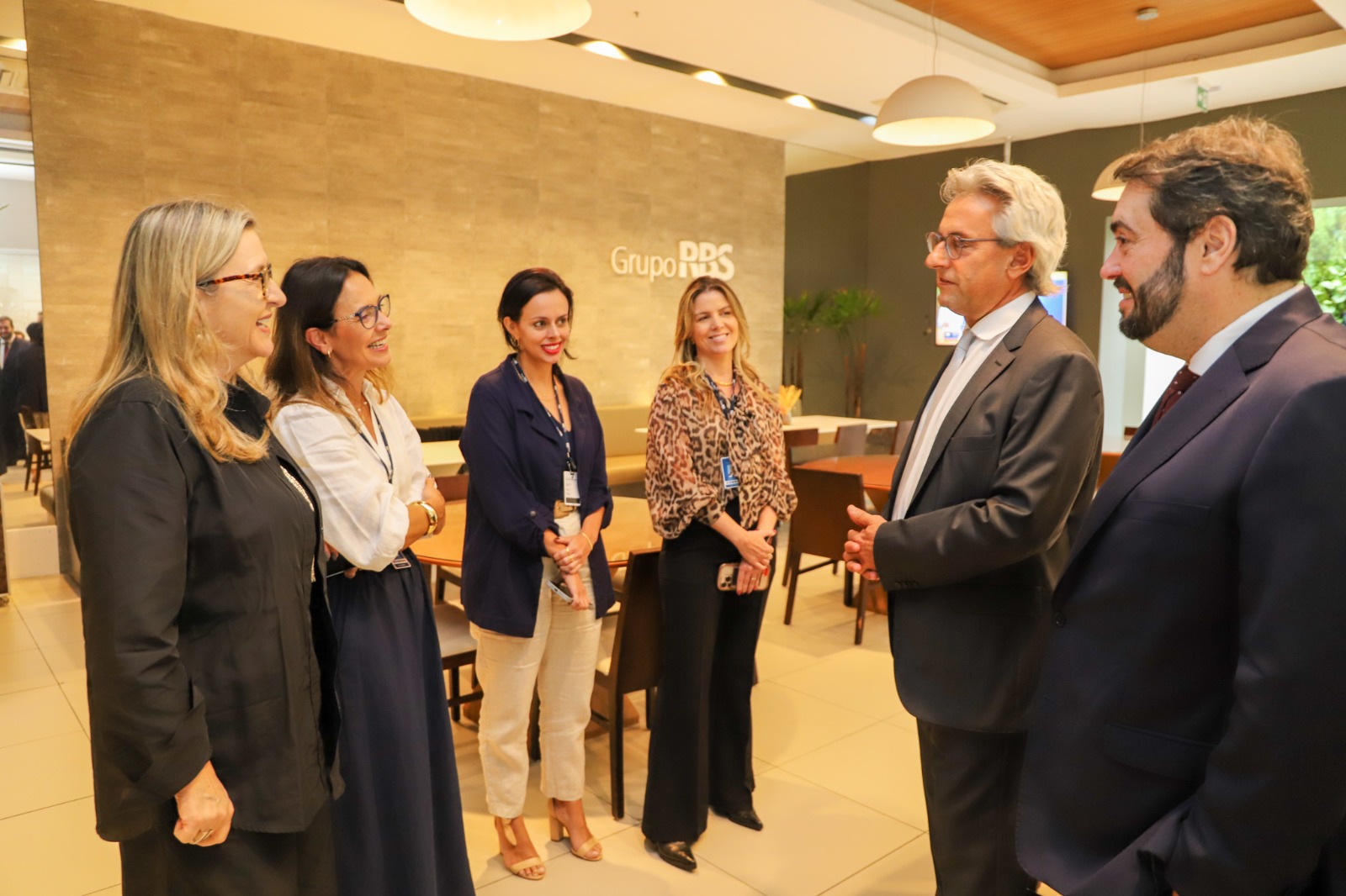 Foto posada com todos de pé.