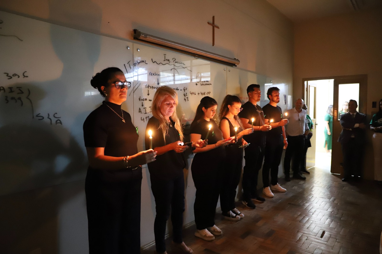 Alunos com velas em apresentação.