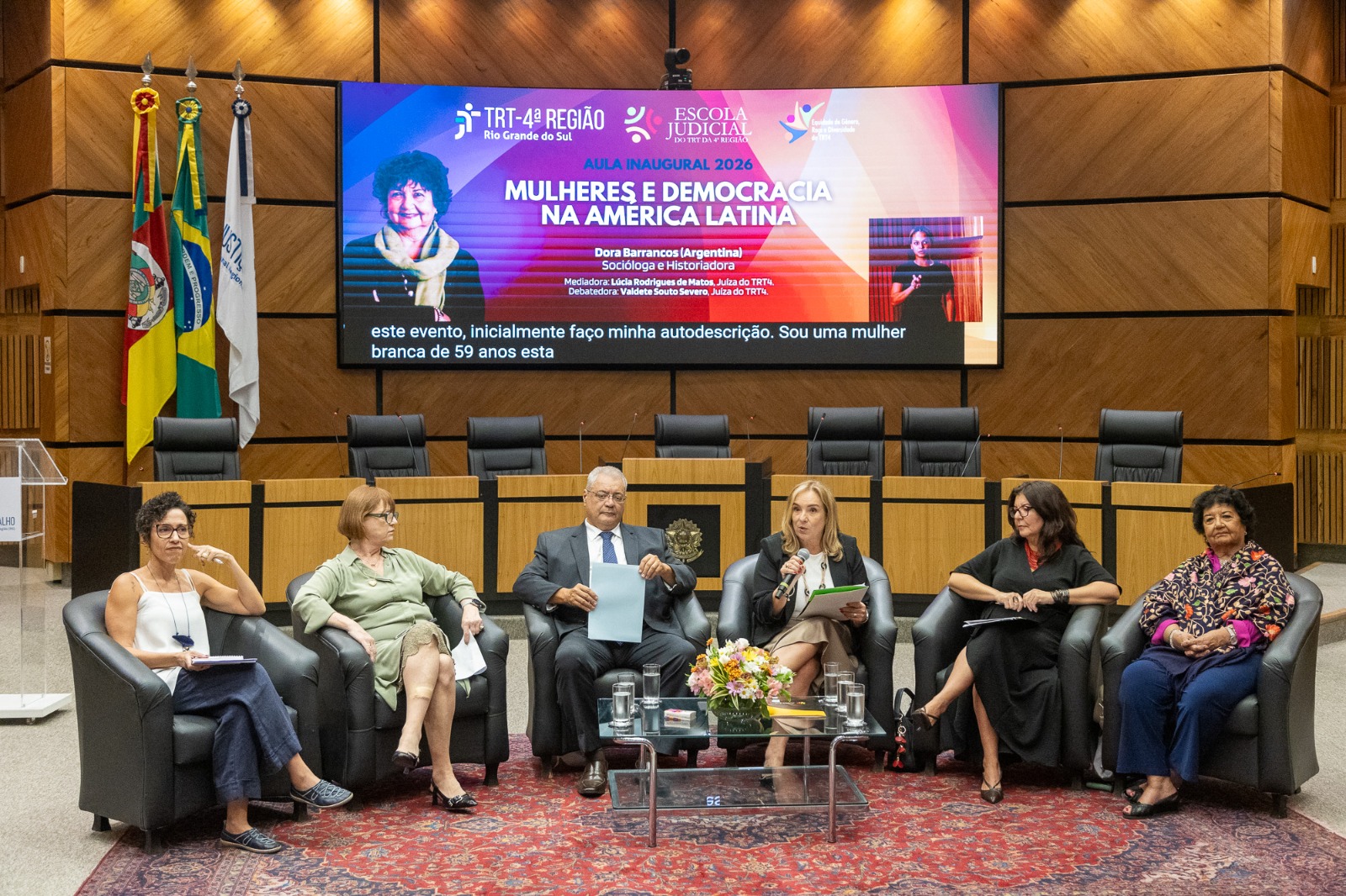 A foto mostra a mesa de abertura.