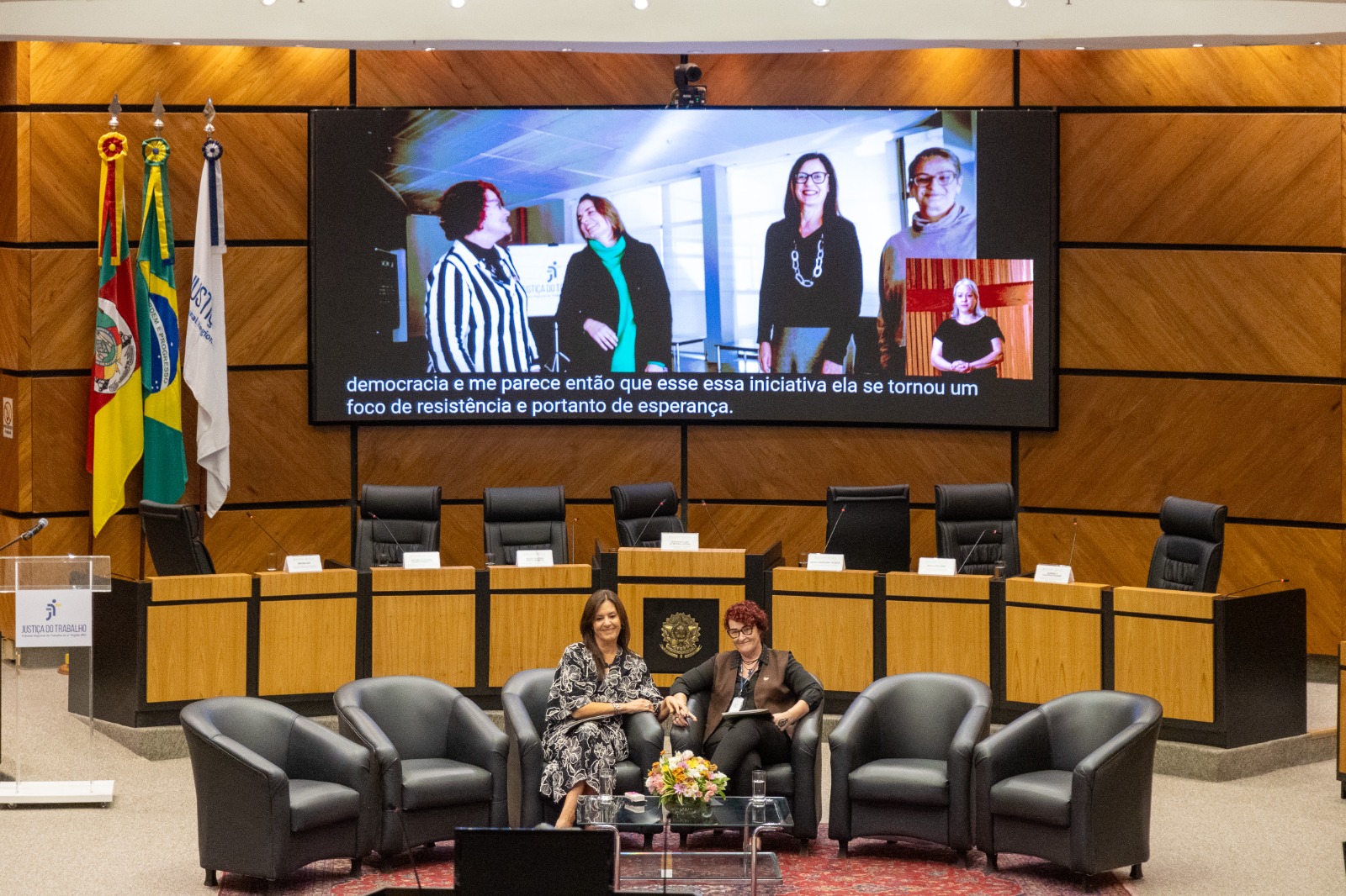 Homenagem com a desembargadora Beatriz Rencj e a servidora aposentada Ana Naiara Malavolta