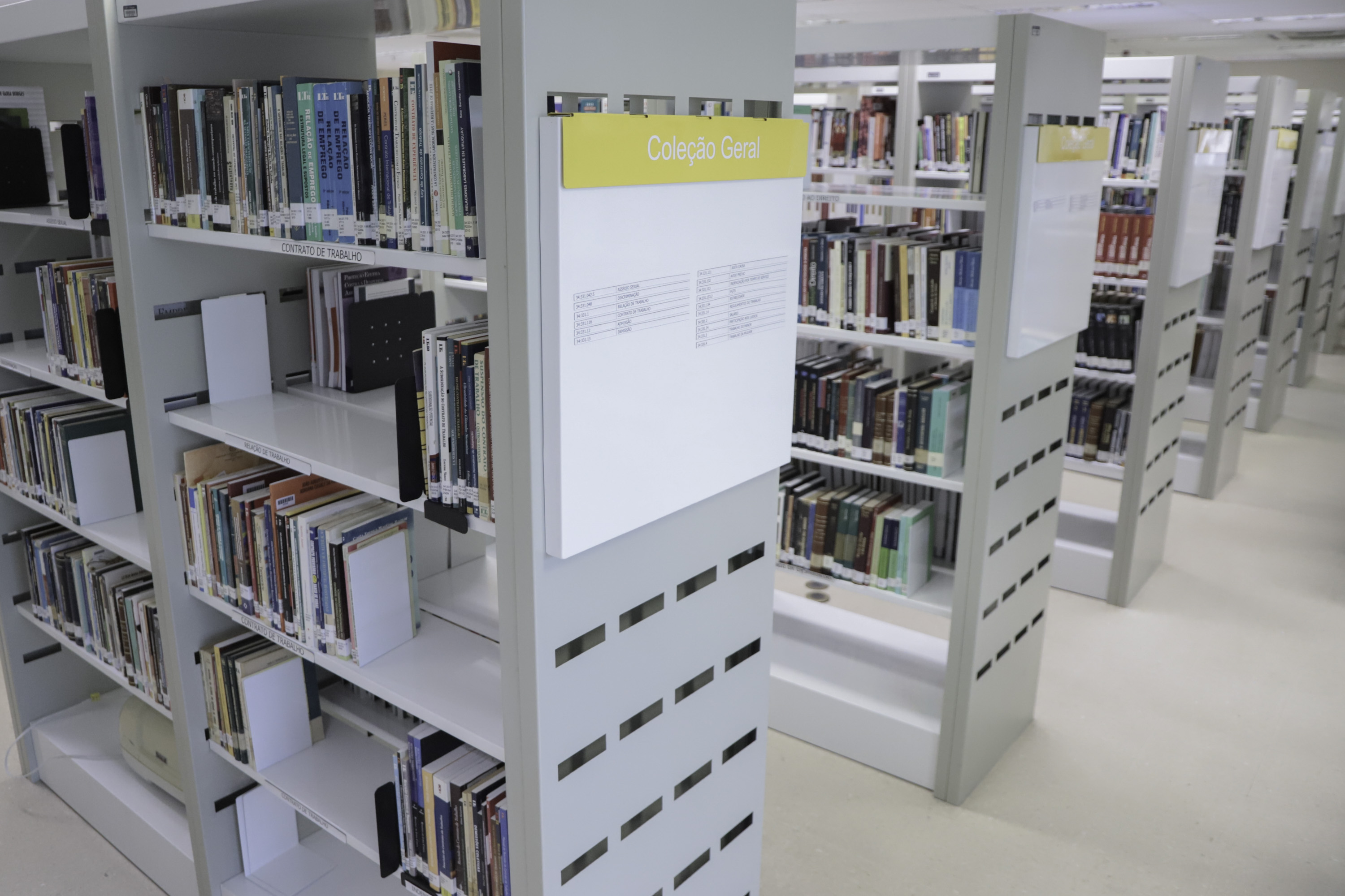 Estantes da biblioteca