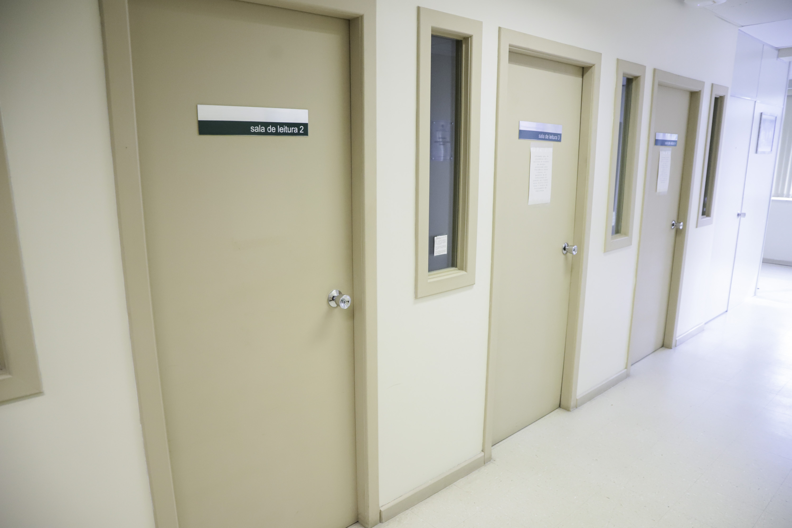 Portas das salas de leitura. 
