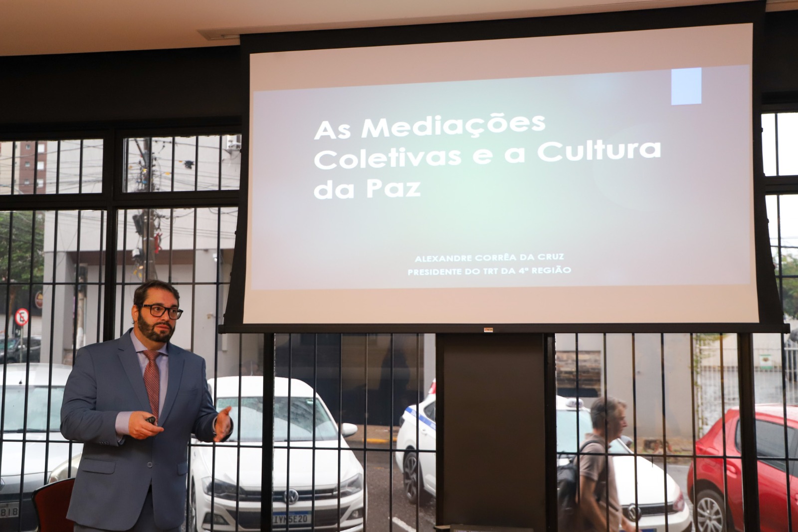 A foto mostra o des. Alexandre palestrando.