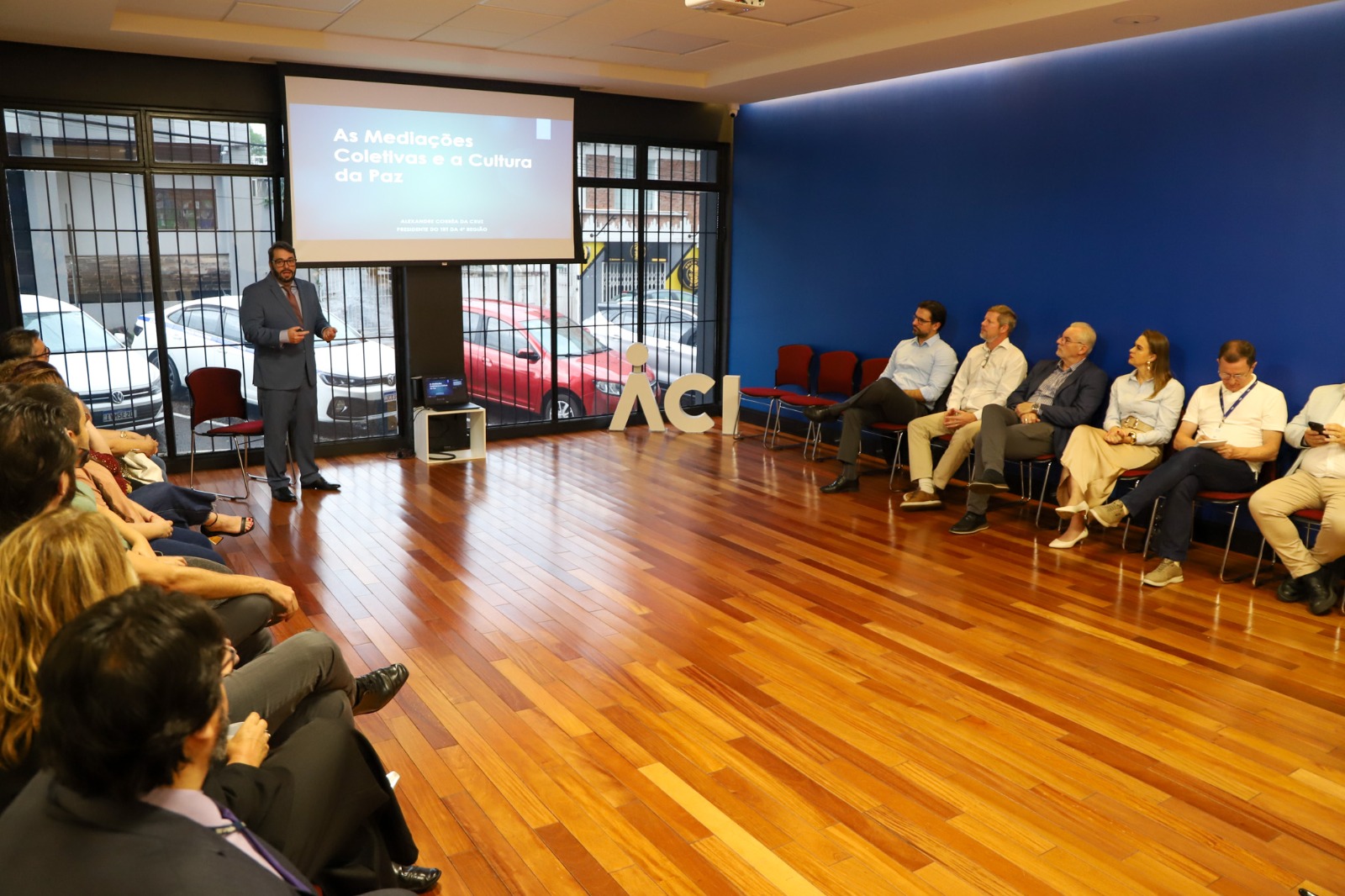 A foto mostra o des. Alexandre palestrando.