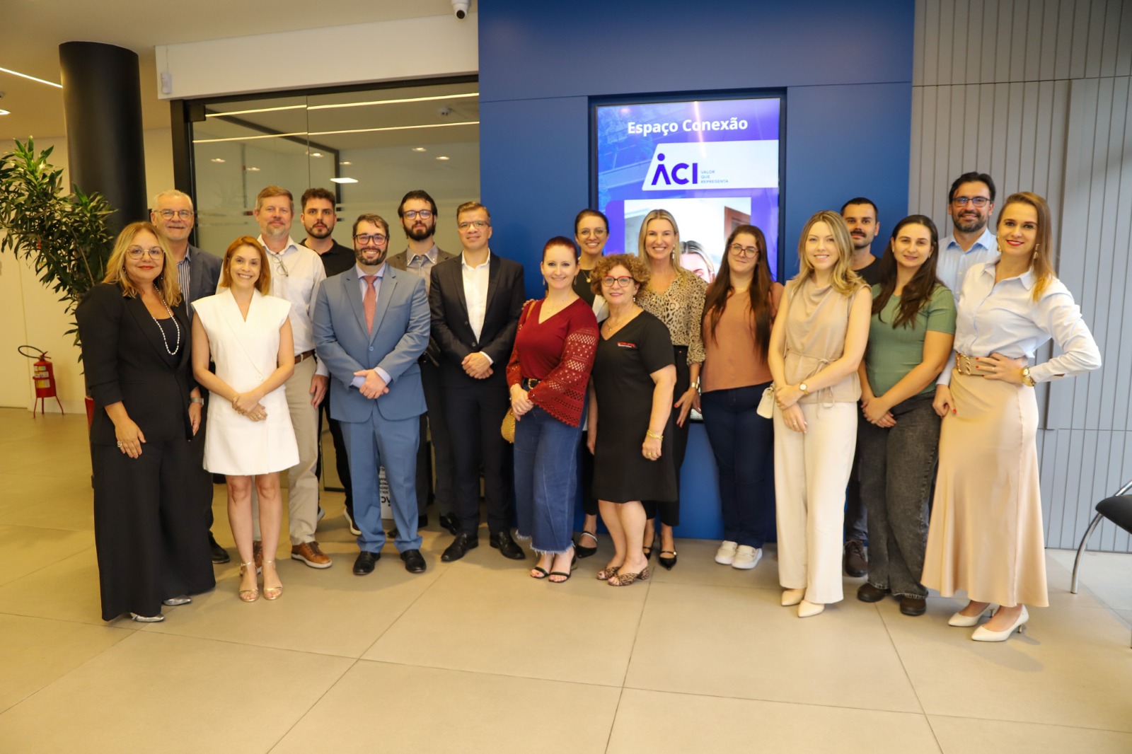 A foto mostra presentes posando para foto