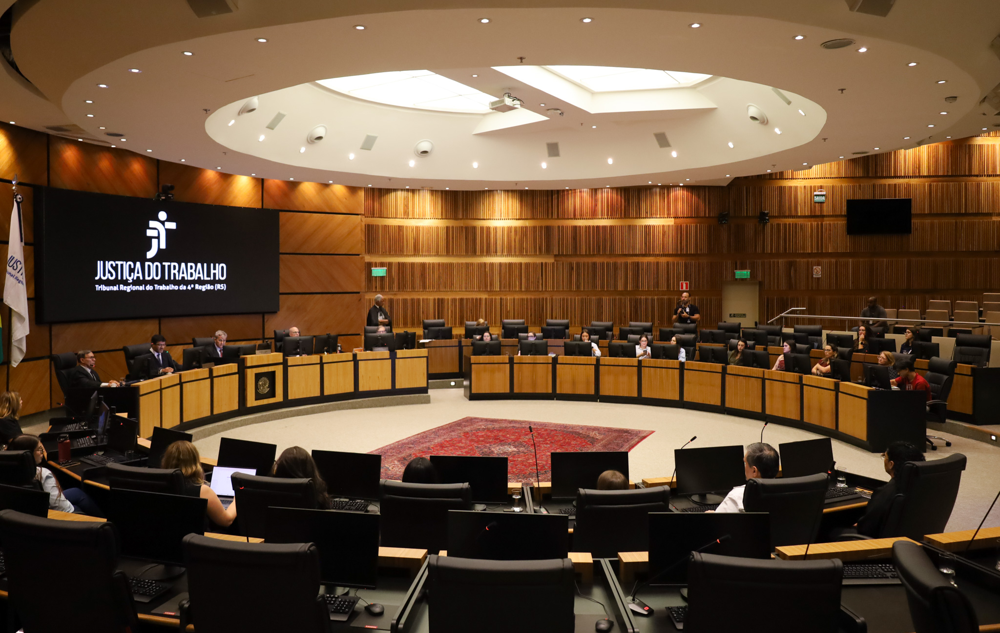 Fotografia dos estudantes no plenário durante a sessão.
