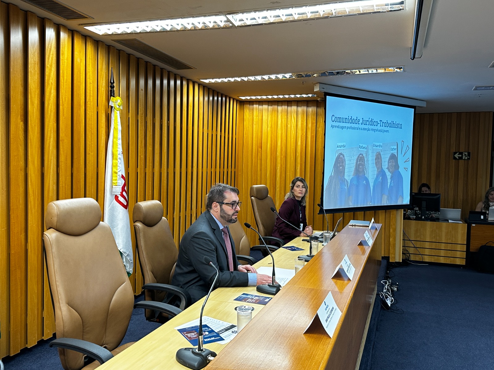 Desembargador Alexandre e servidora Anita.