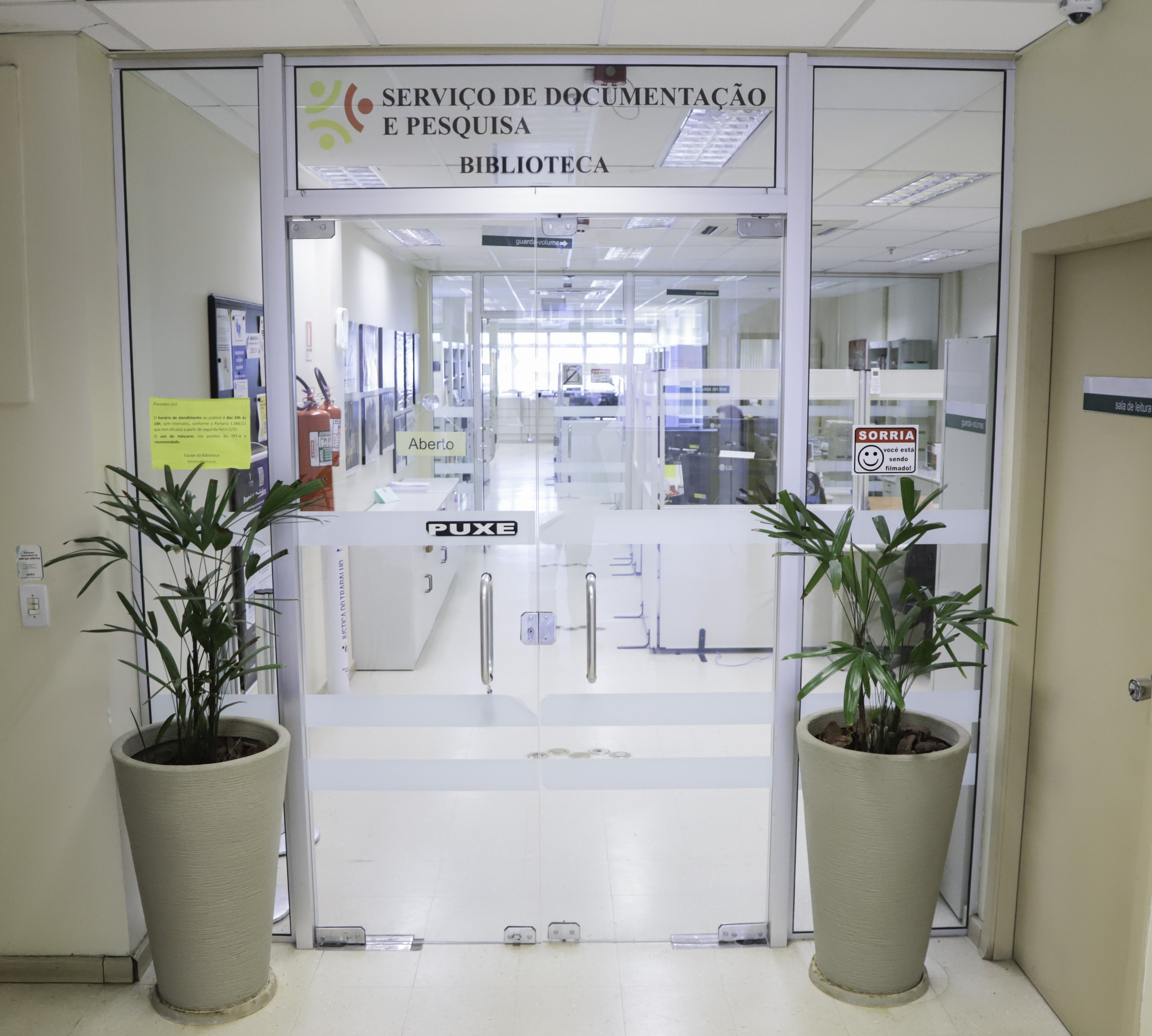 Porta de vidro da biblioteca. 