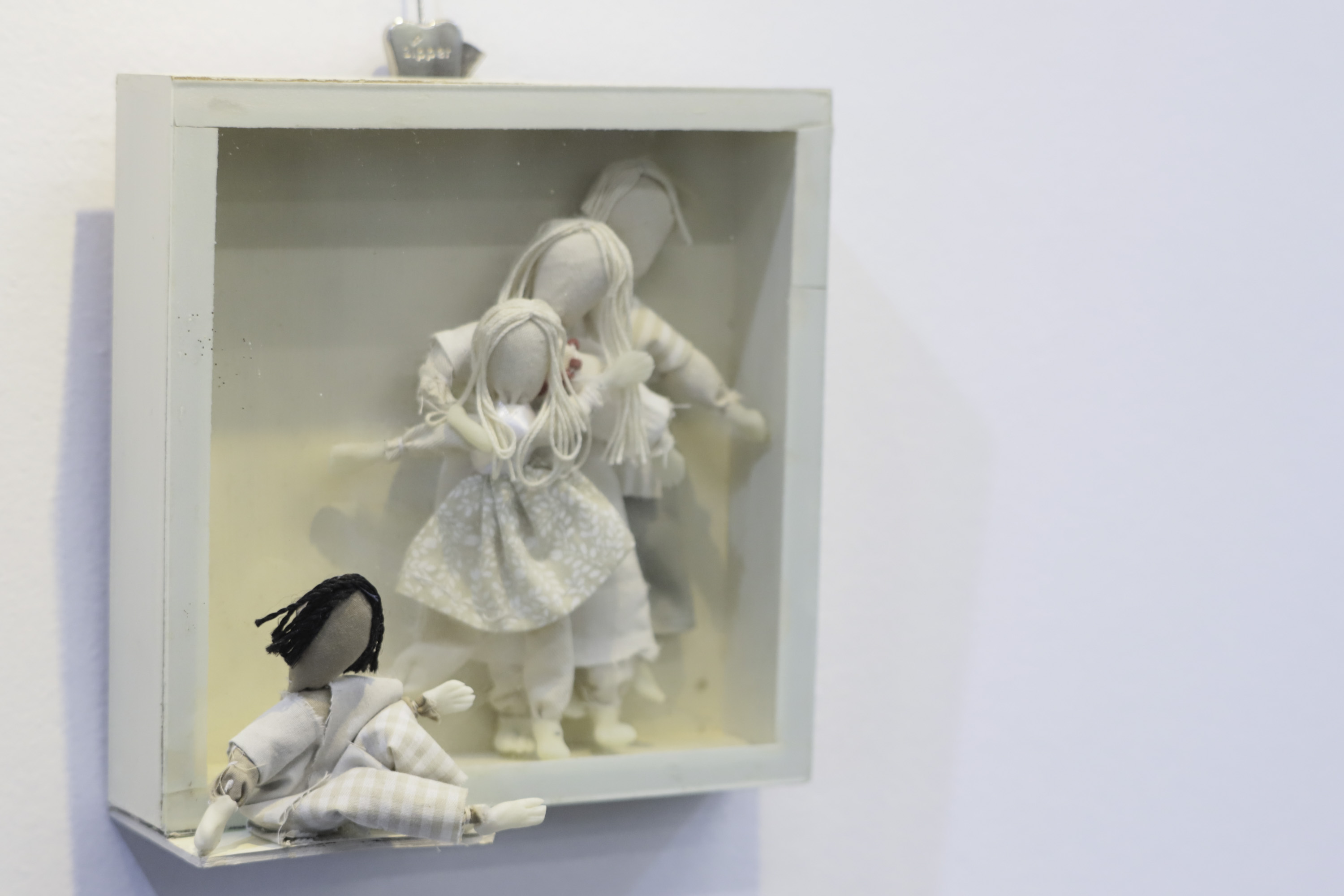 Quadro com três bonecas