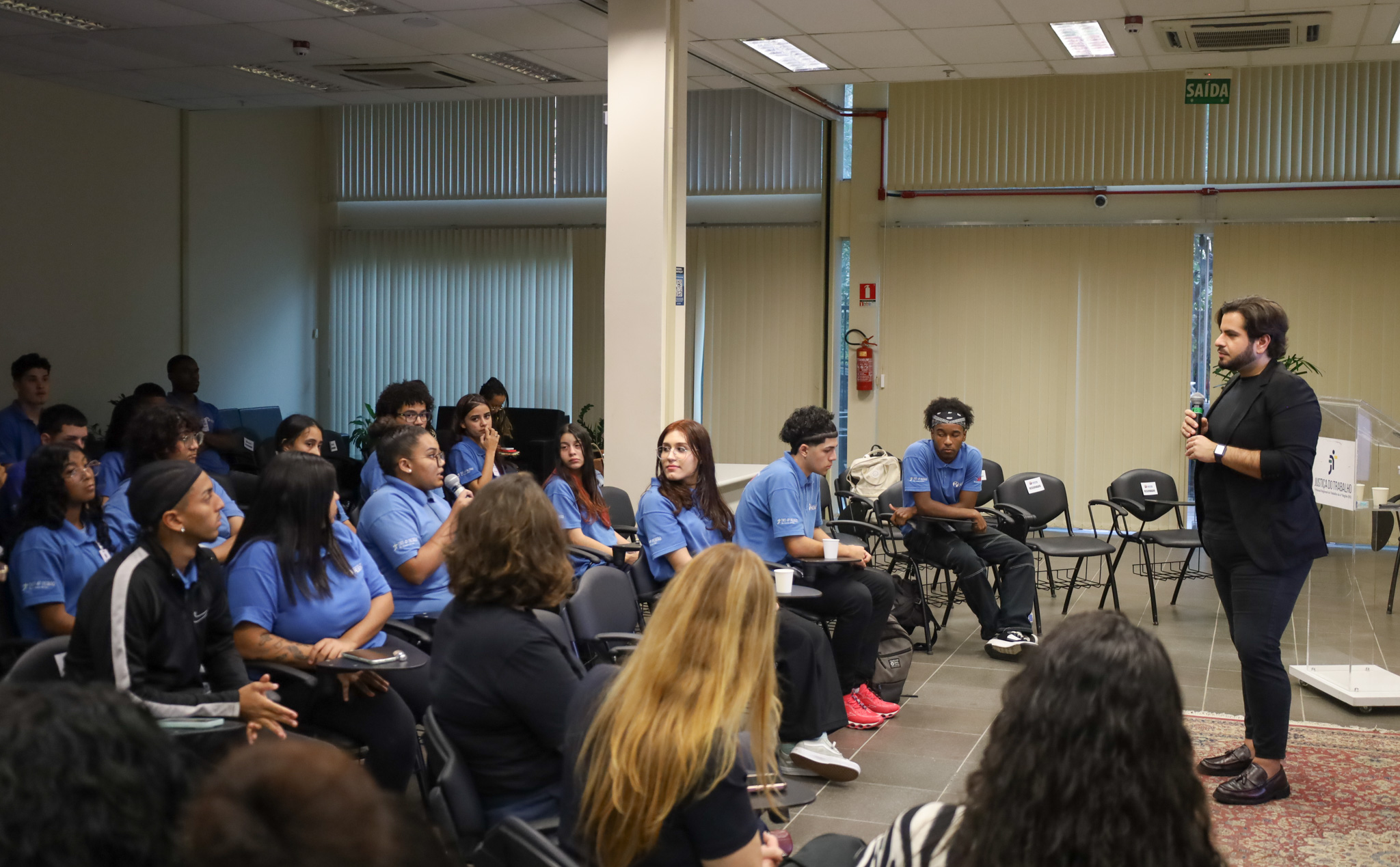 Alunos do Pescar interagindo na aula