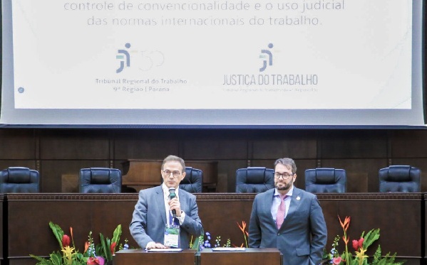 Foto dos desembagradores Arion e Alexandre, na assinatura do documento.