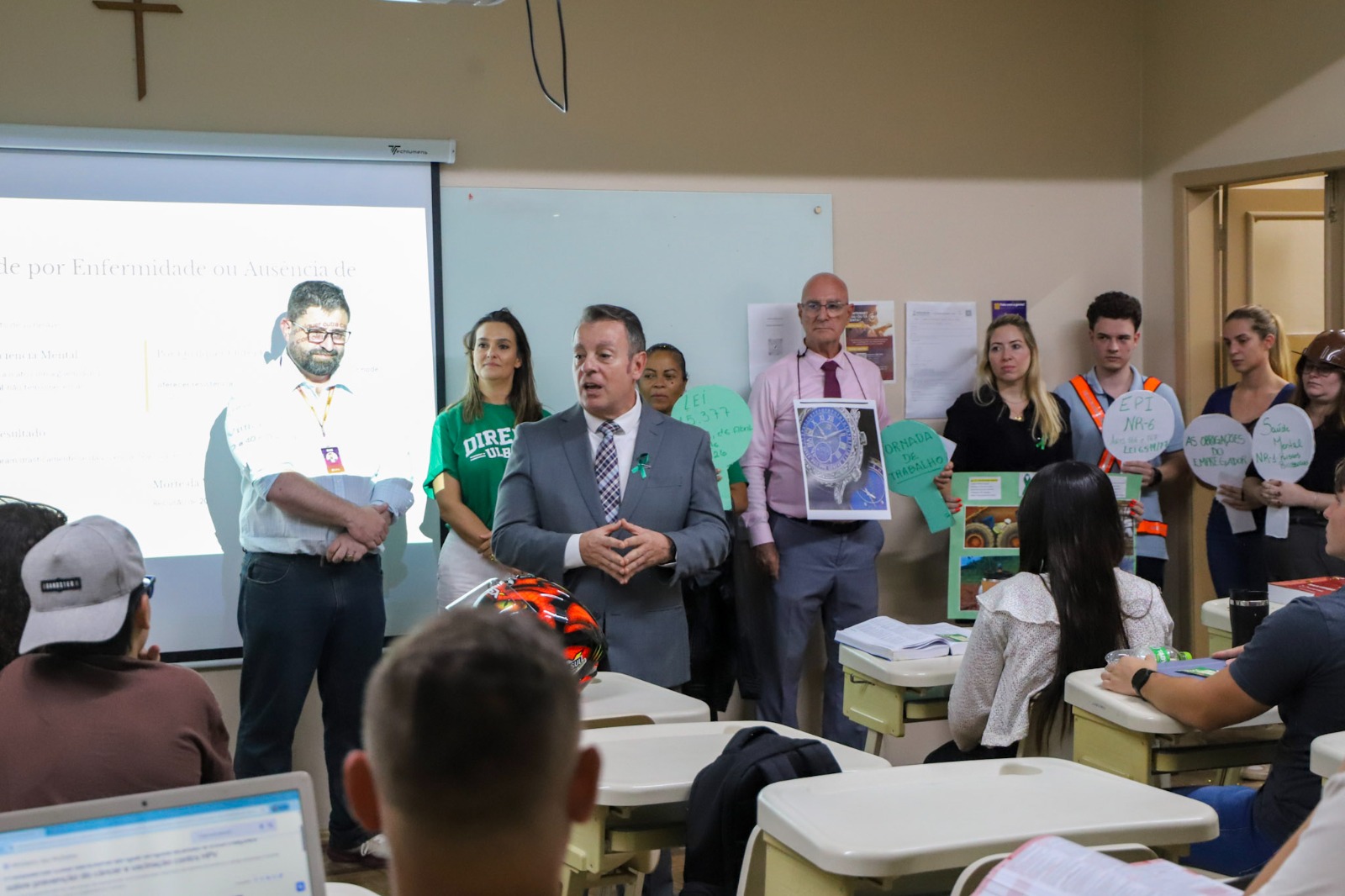 A foto mostra o juiz márcio palestrando com alunos a sua frente.