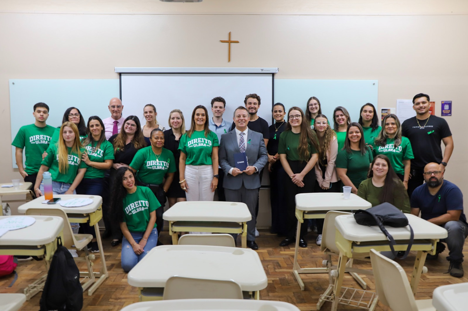 Alunos professora e juiz posam para foto.