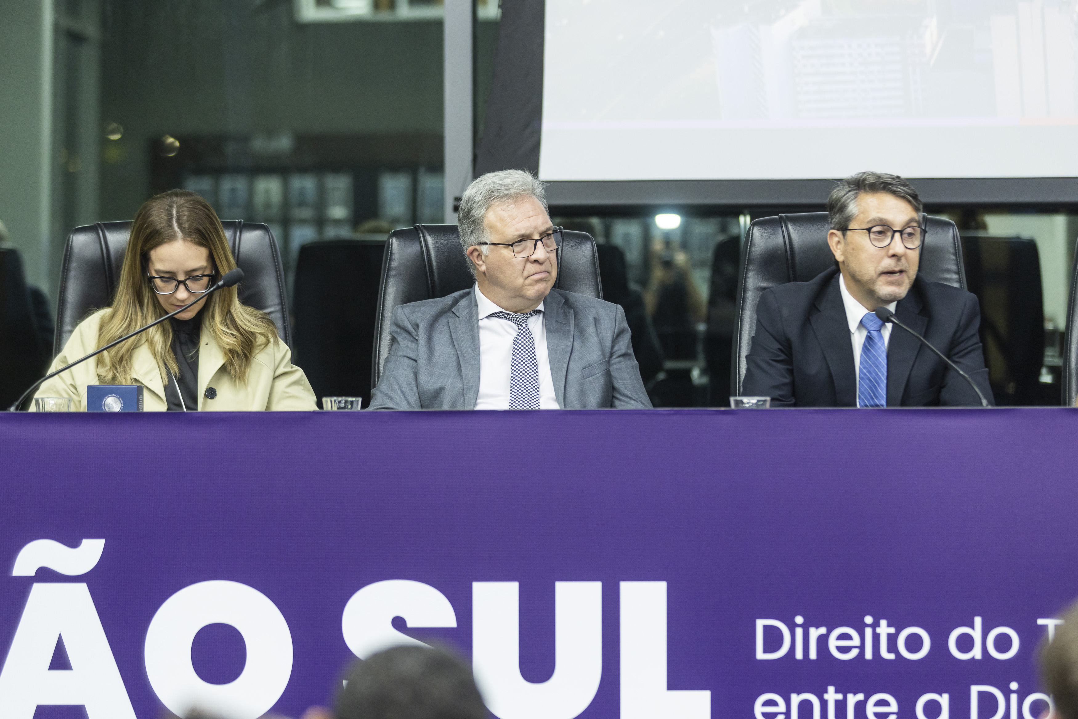 Vice-Presidente Institucional e de Atuação em Demandas Coletivas do TRT-RS, desembargador Cláudio Antônio Cassou Barbosa centralizado na mesa do evento na OAB.