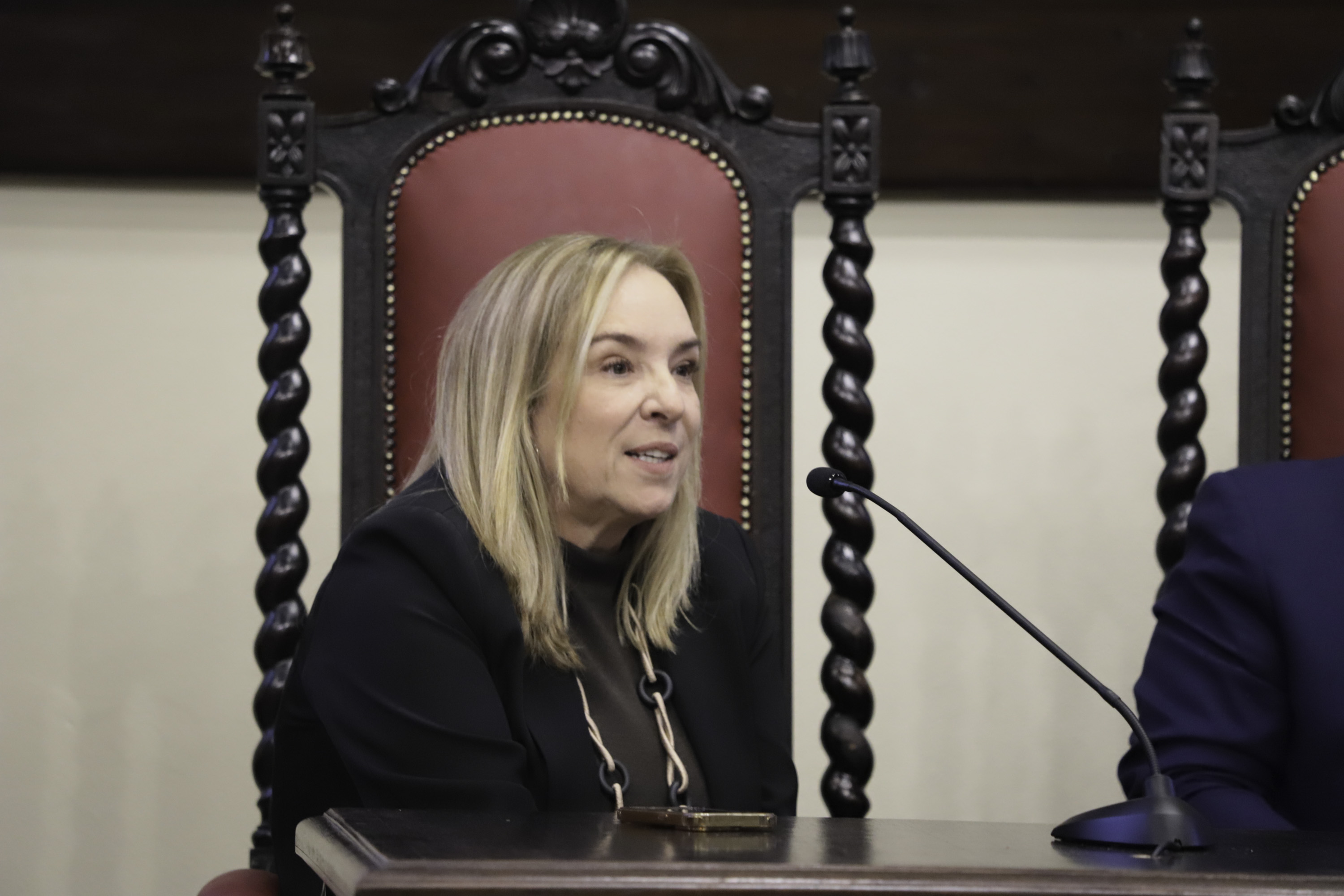 Maria Silvana é branca e loira, fala na mesa oficial