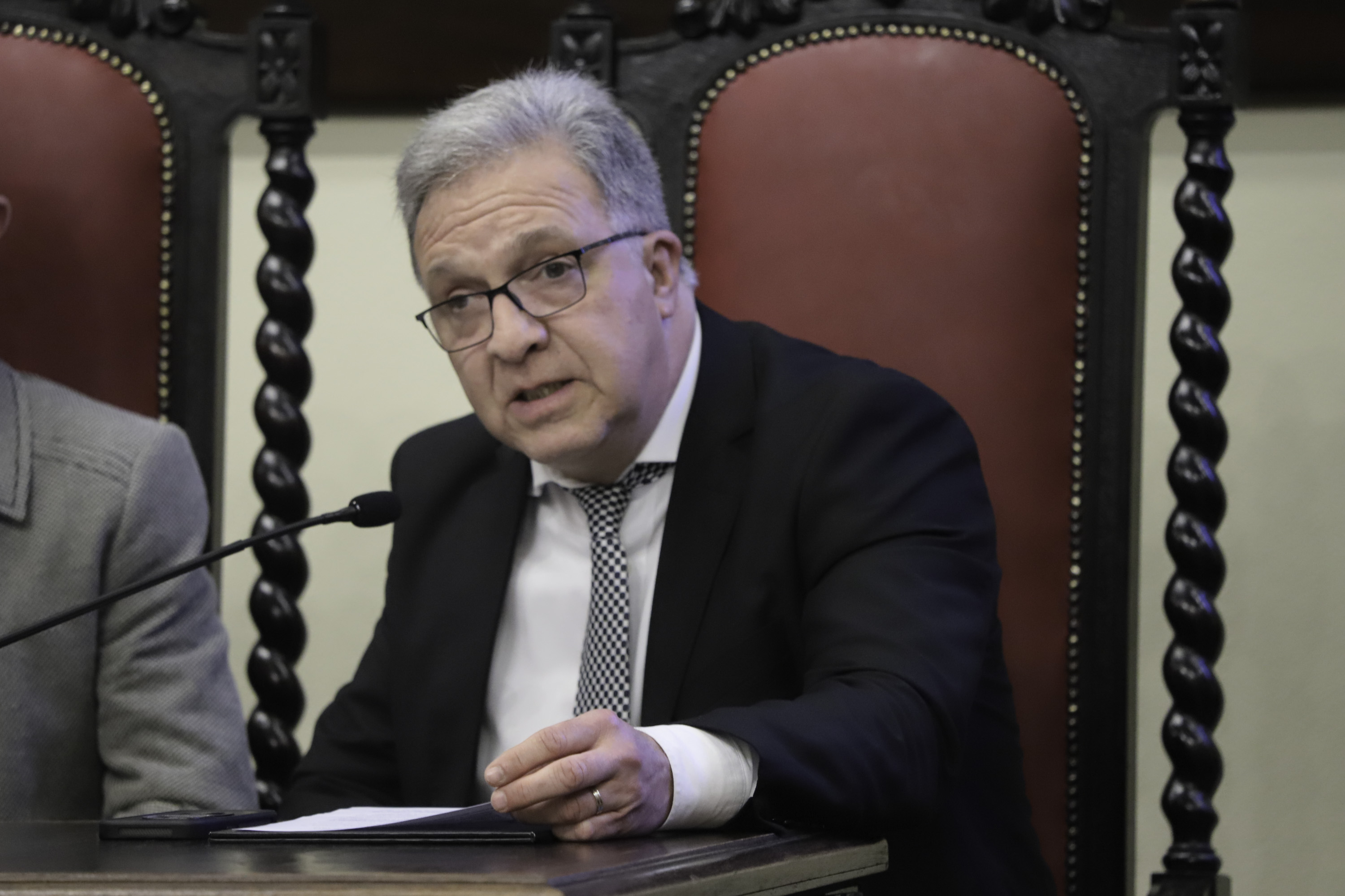 Cassou é branco e grisalho, fala na mesa oficial