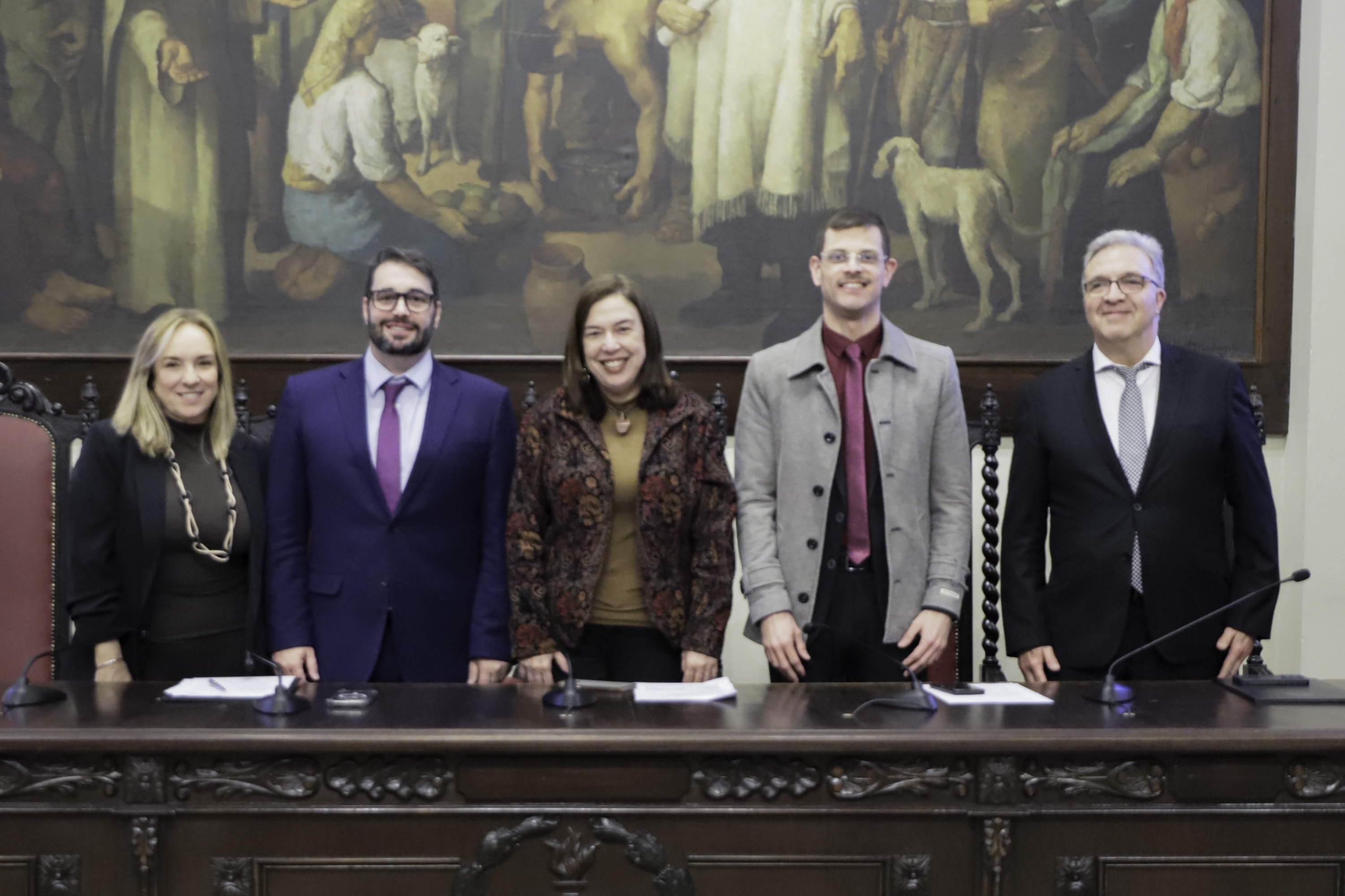 cinco integrantes da mesa oficial posam para a foto