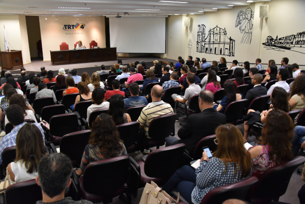 público de costas no auditório da escola judicial