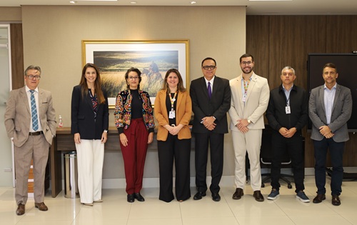 A fotografia mostra os participantes da reunião posando, de pé, lado a lado, no Salão Nobre.