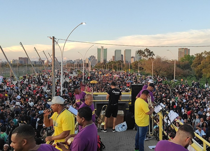 Foto da edição 2025, mostrando trio elétrico e público
