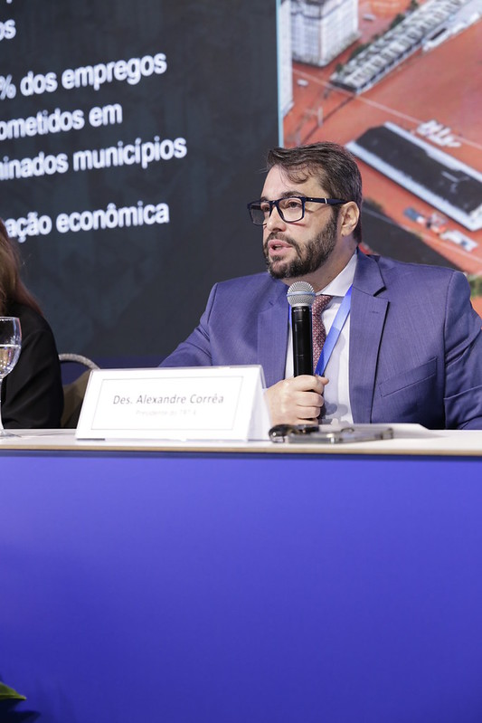 Foto em primeiro plano do presidente palestrando na vertical.