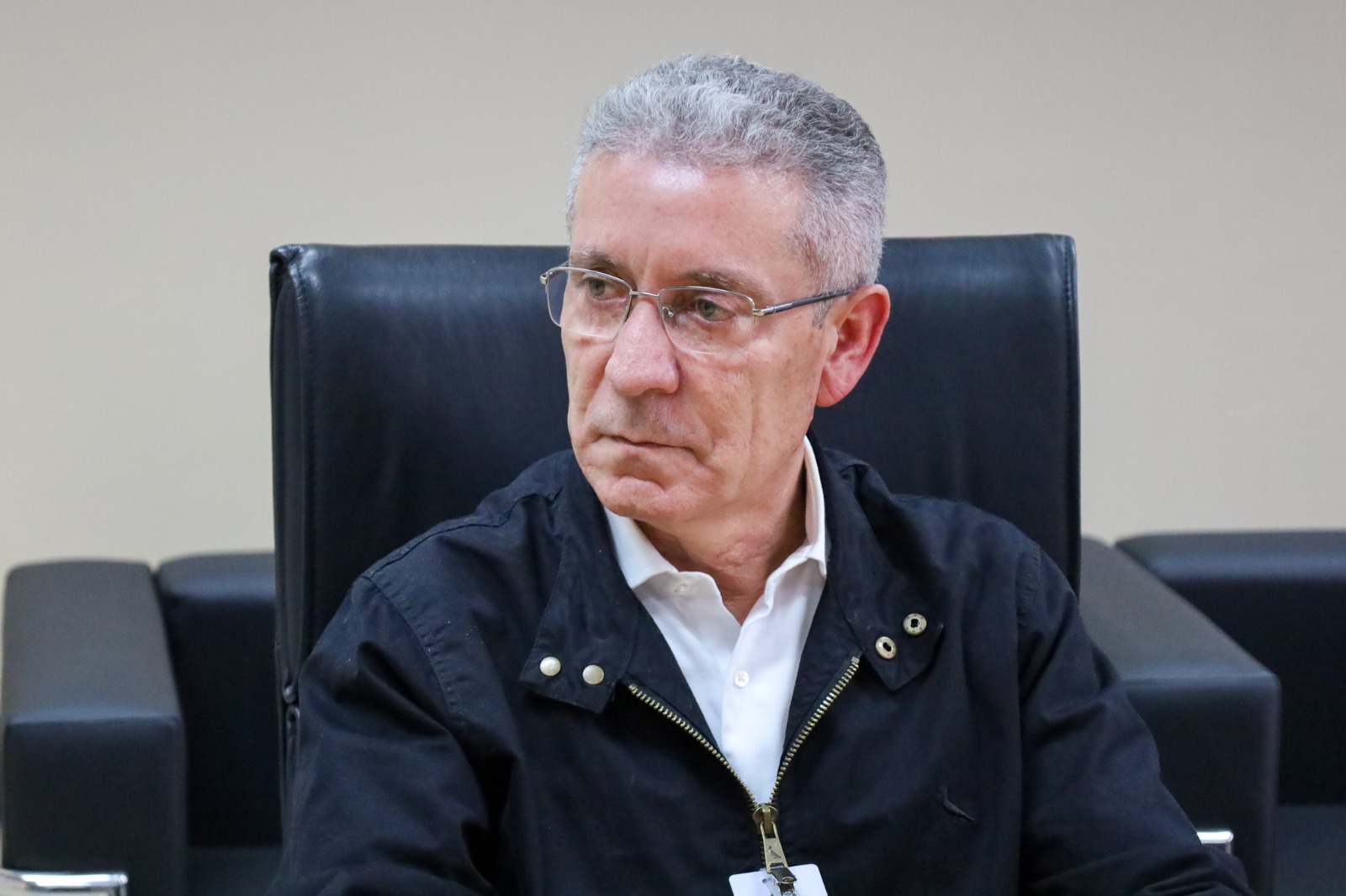 A foto mostra o prefeito Airton Souza em primeiro plano