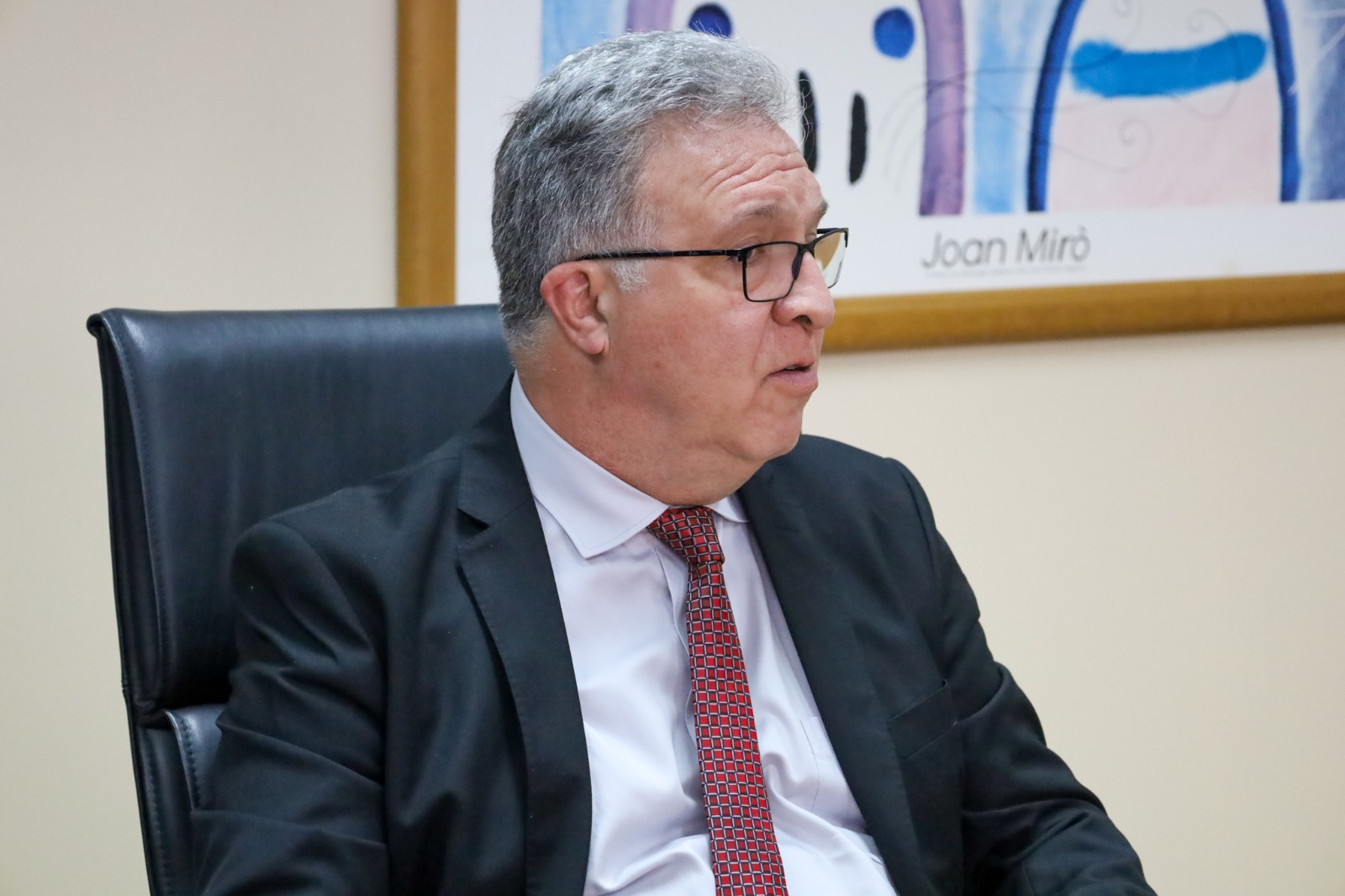 A foto mostra o desembargador Cassou em primeiro plano