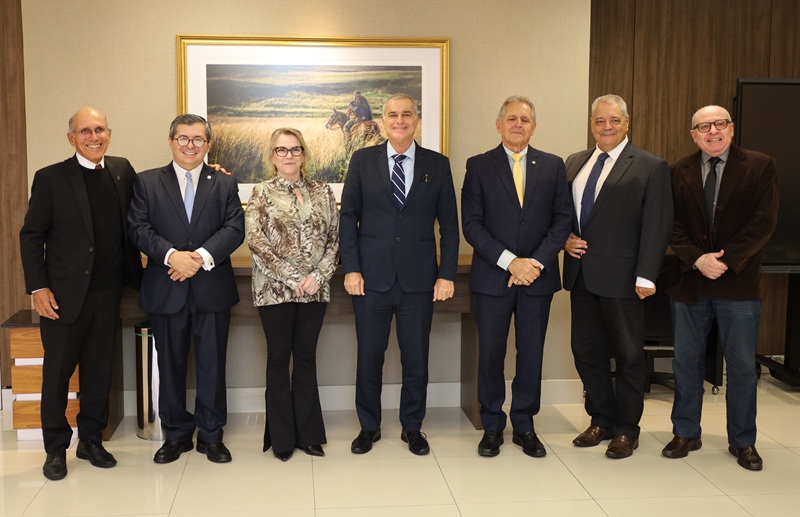 A fotografia mostra os desembargadores e a desembargadora posando, lado a lado, em pé.