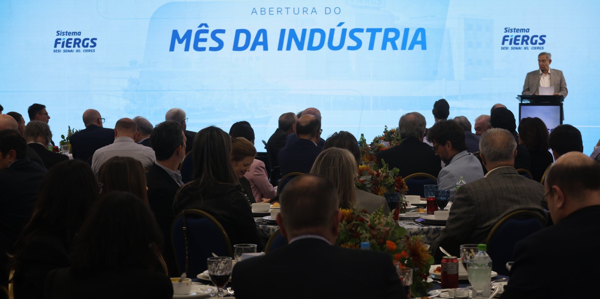 Foto do público assistindo o presidente da Fiergs discursando.