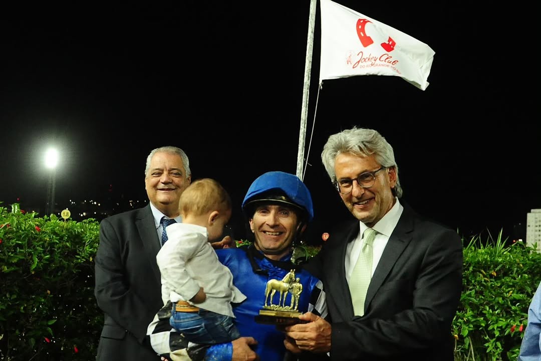 Desembargador Fernando Cassal, Jockey Marcilio Costa segurando o troféu e o desembargador Emilio Papaleo ZIn.