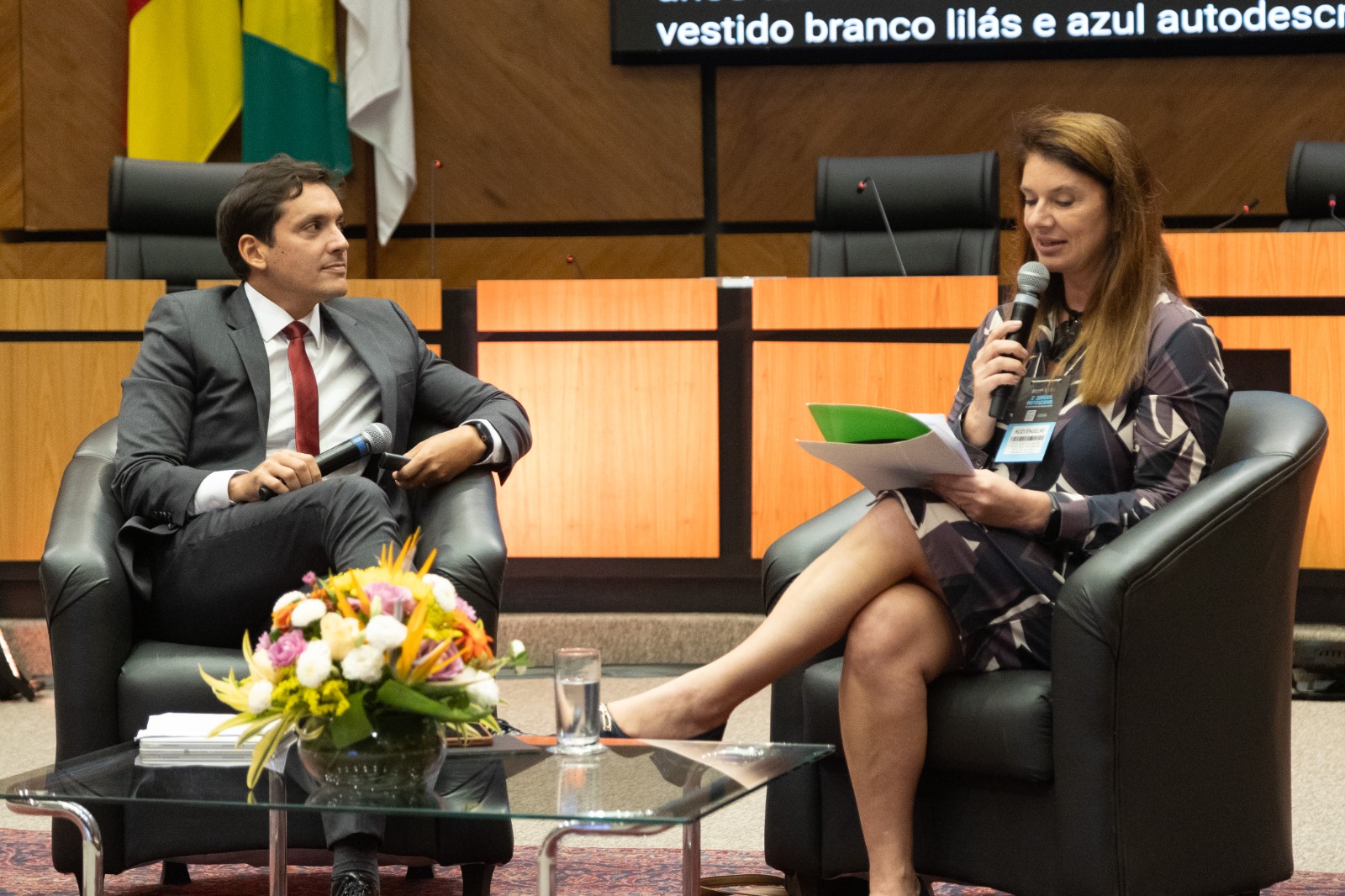 participantes do painel sentados em sofás na nave do plenário