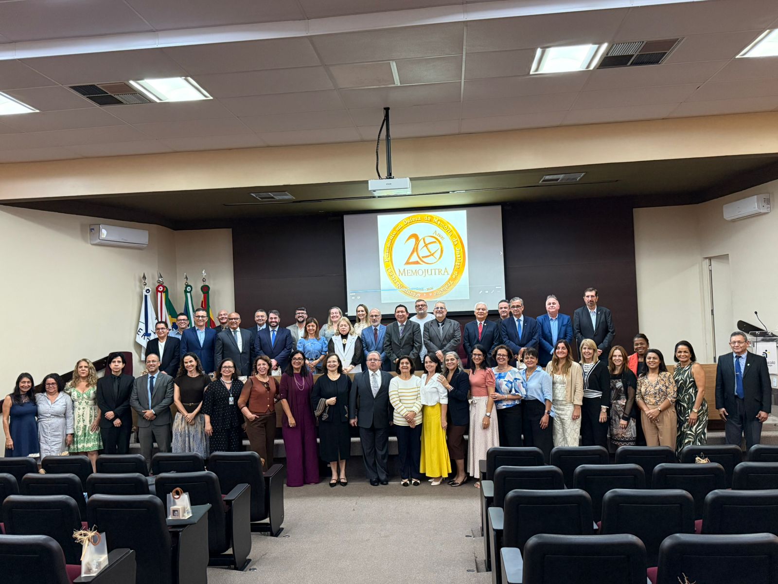 Foto posada dos participantes da reunião do Memojutra