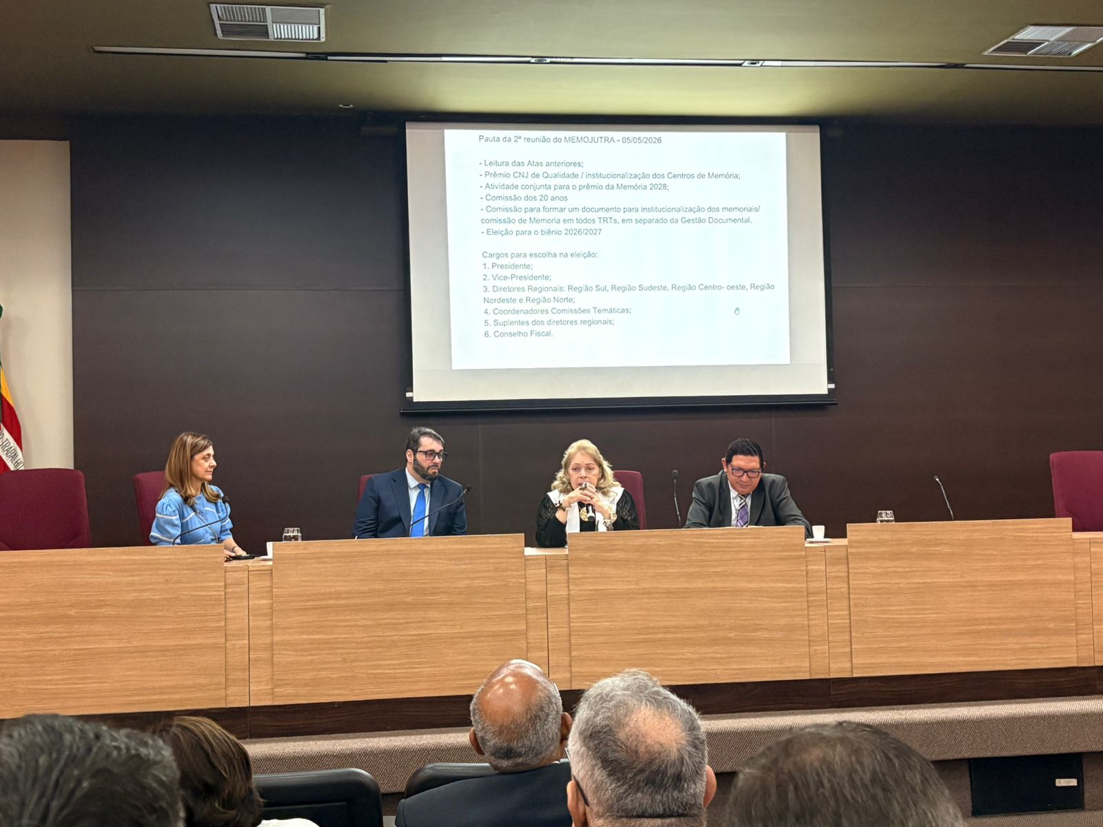 Foto da mesa oficial da reunião do Memojutra