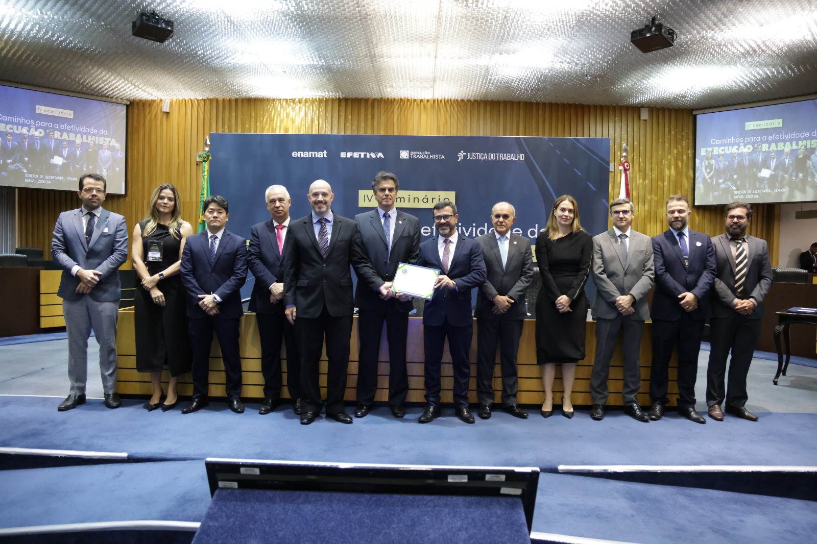 Juiz Clocemar Lemes Silva e diretor Rafael Zago da Silva receberam o prêmio em nome da 2ª VT de Estrela.