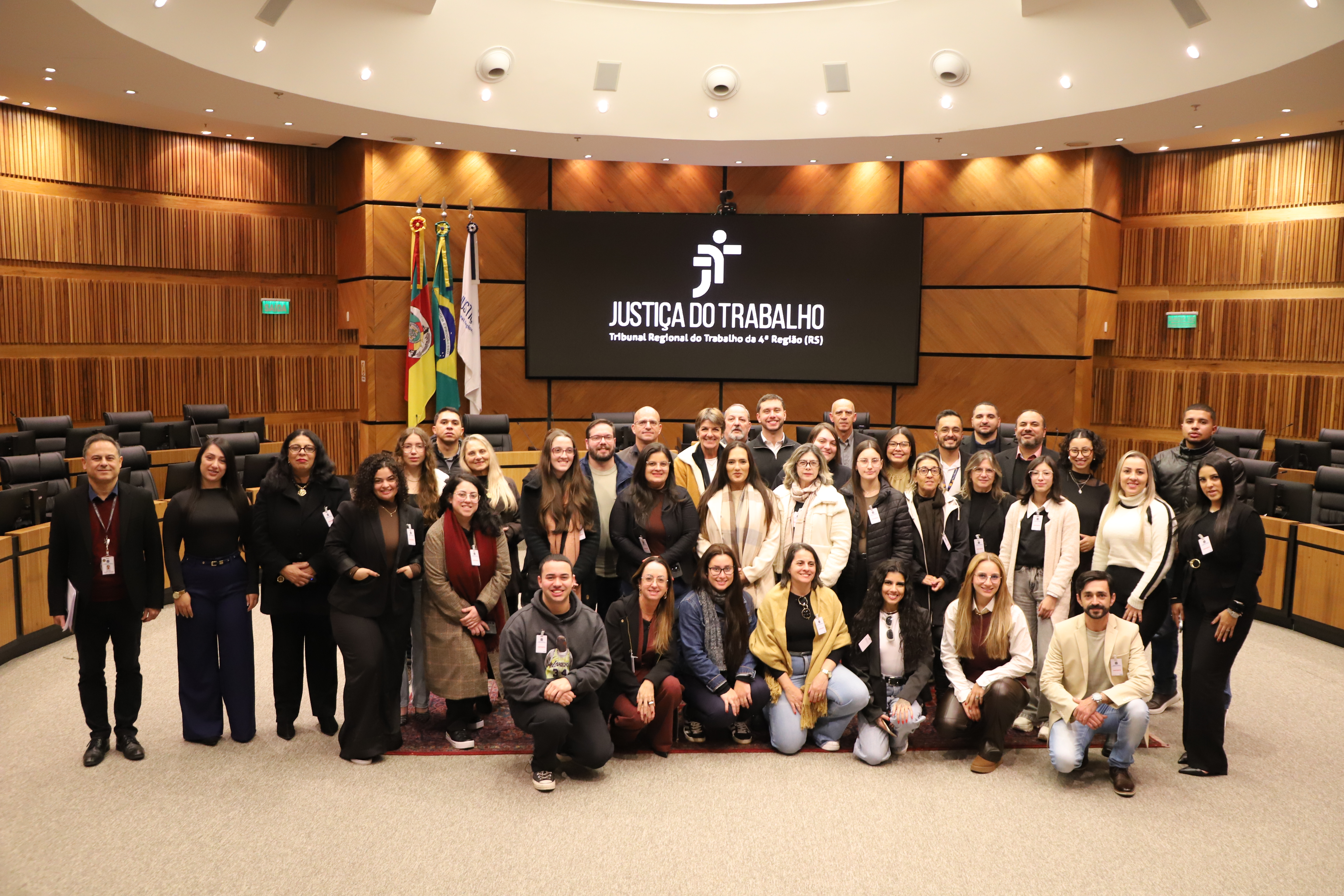 Alunos posados para foto no Plenário Milton Varela Dutra.