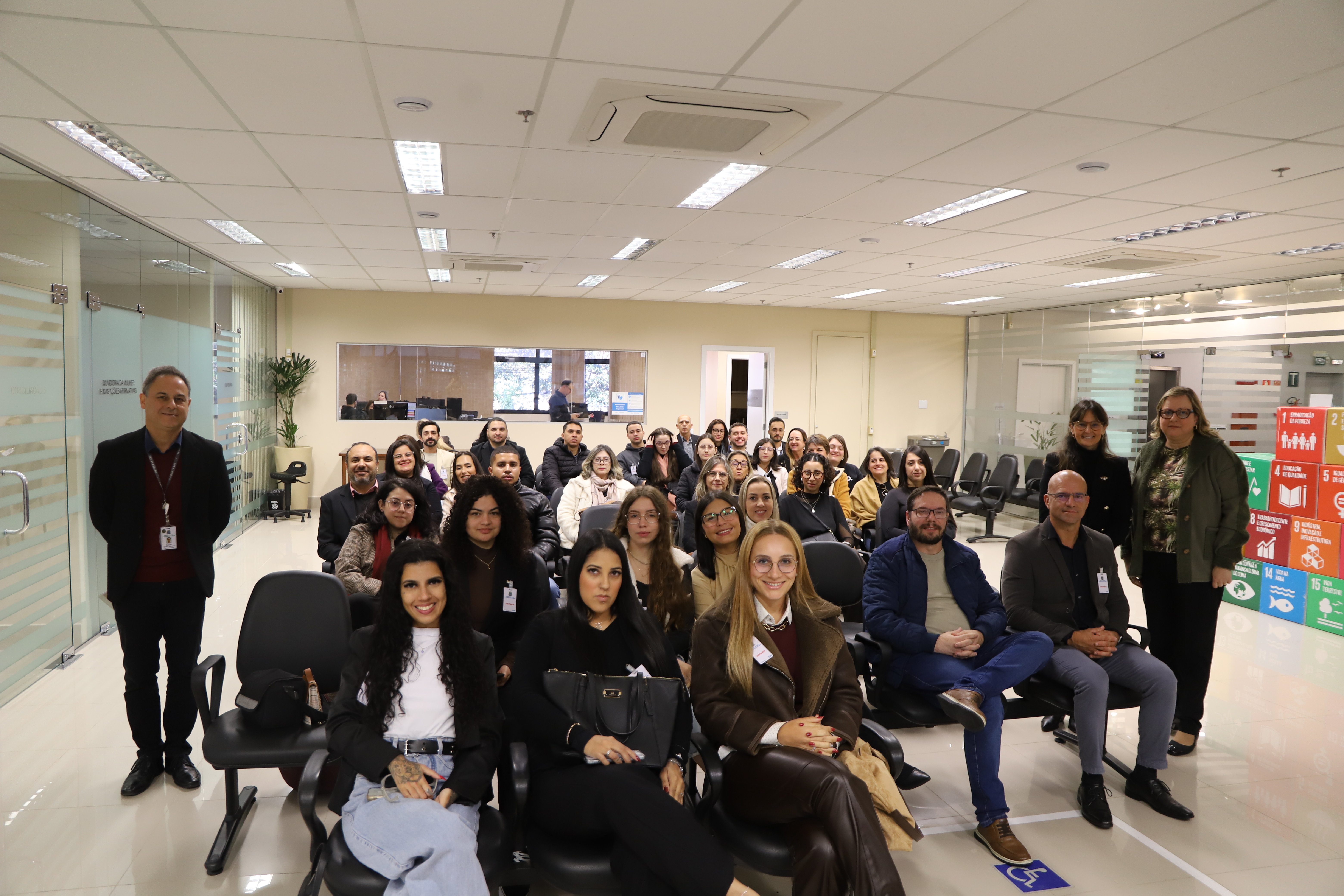 Alunos na Cejusc, com os servidores Rafael Filla Nunes, Luciana Caringi Xavier e Luciana Bohm Stahnke