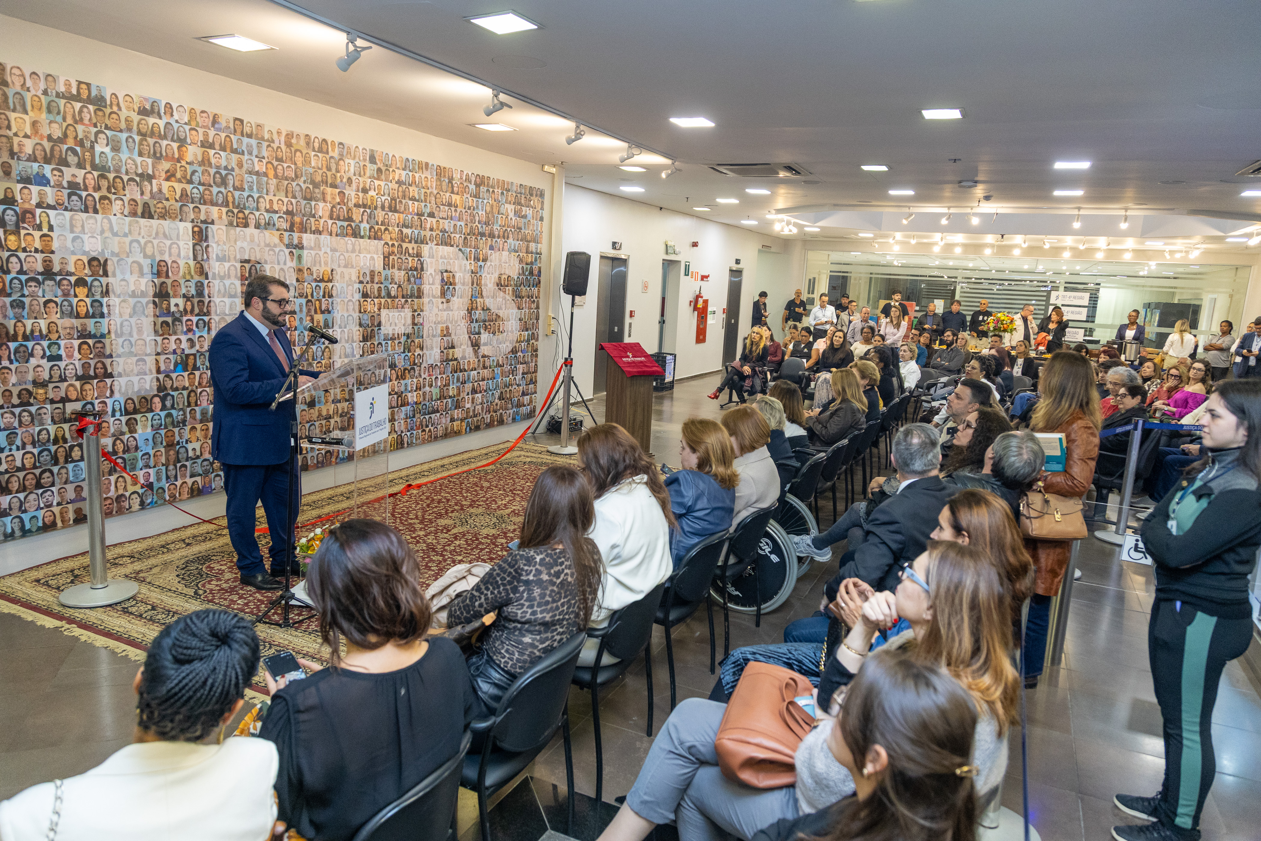 A foto mostra o des. Alexandre discursando em frente ao público.