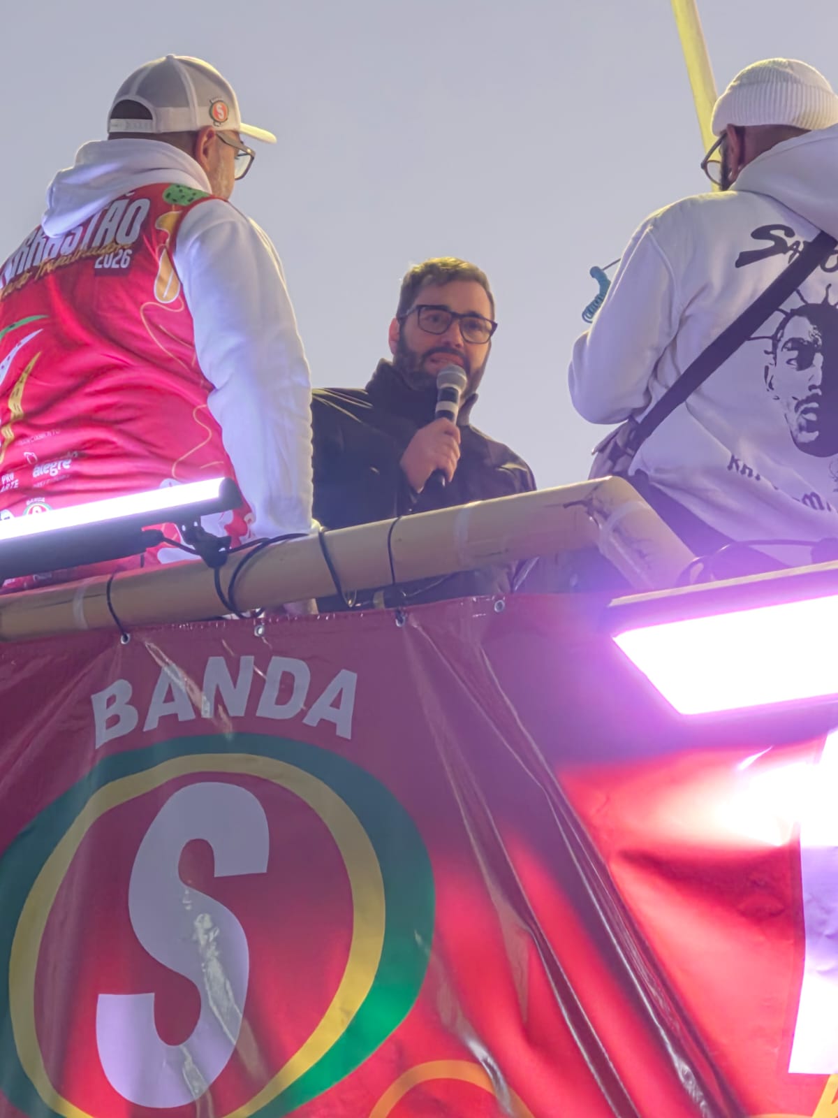 A foto mostra o des. Alexandre discursando em cima de um caminhão de som.