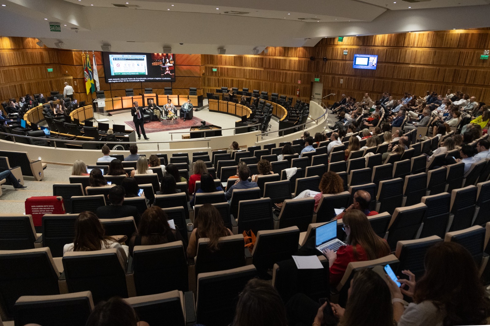 plateia em primeiro plano e nave do plenário ao fundo