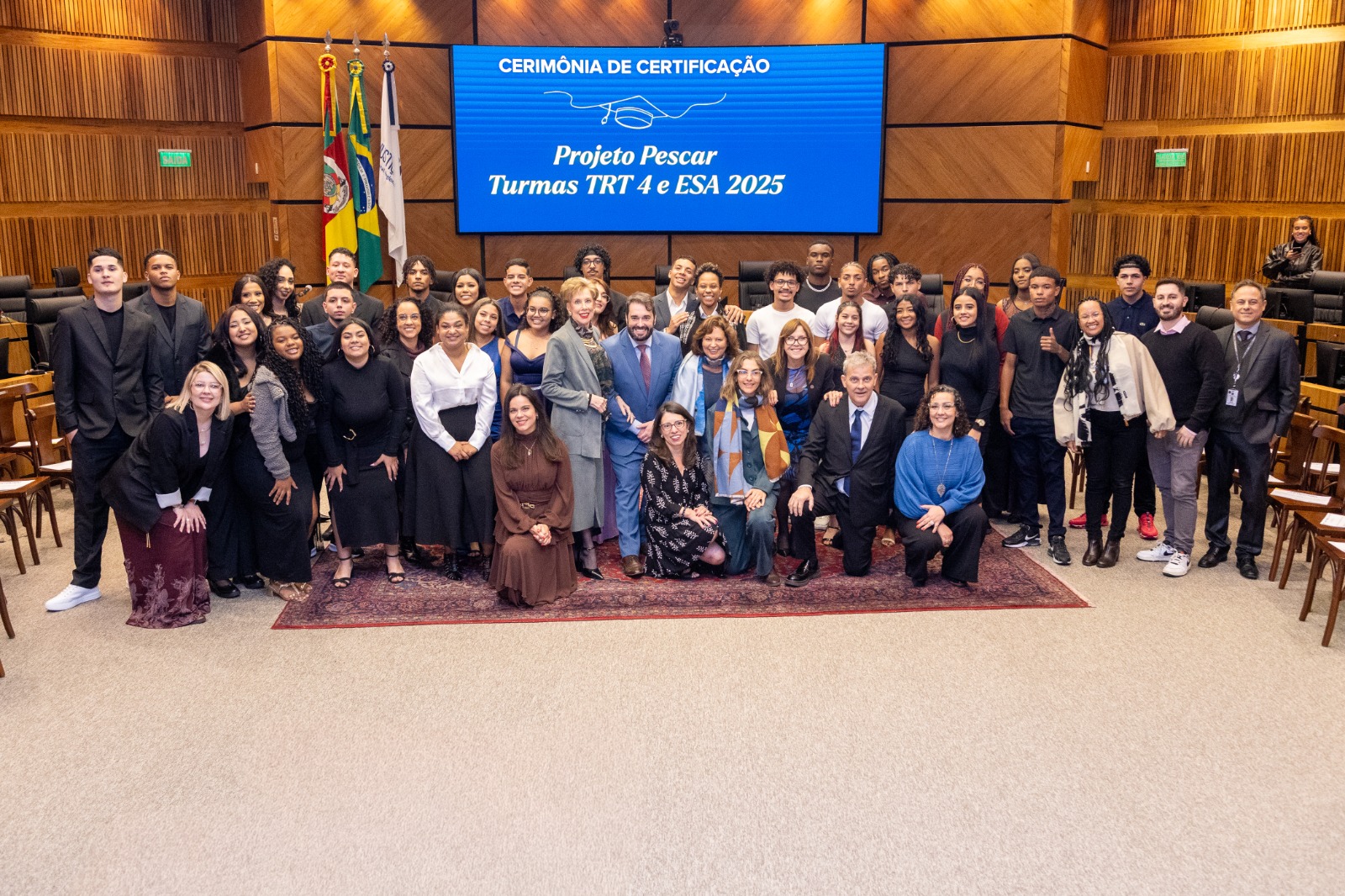 Alunos e representantes das instituições posam na nave do plenário