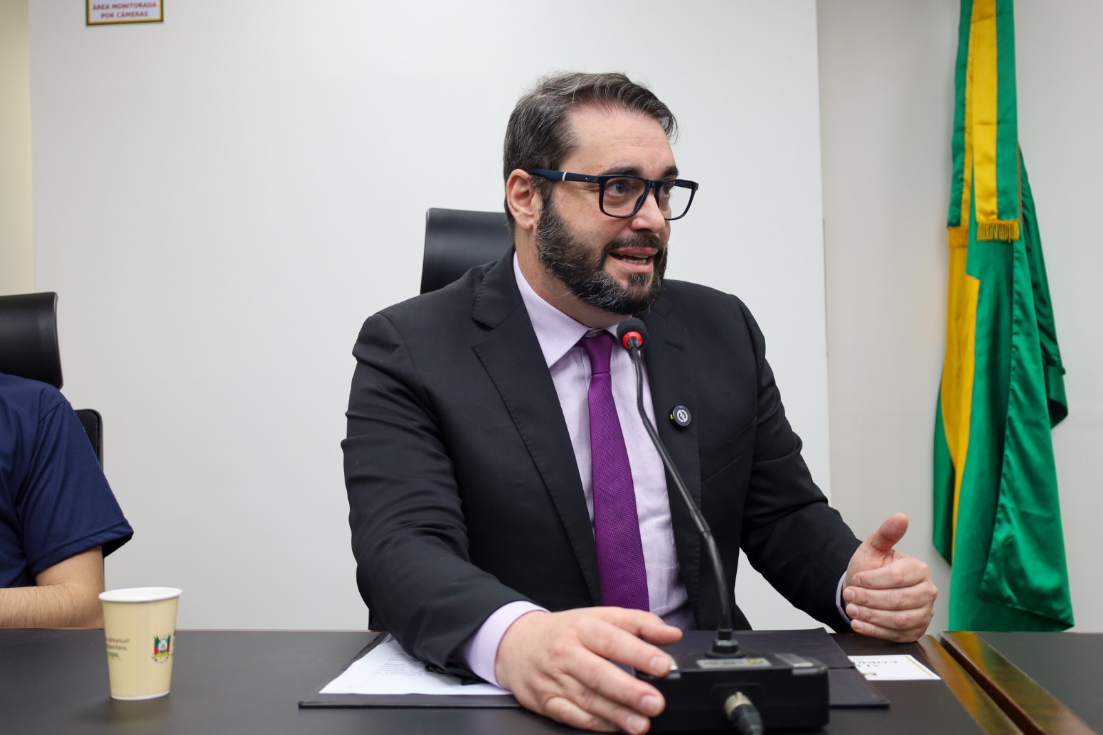 A foto mostra o des. alexandre discursando.