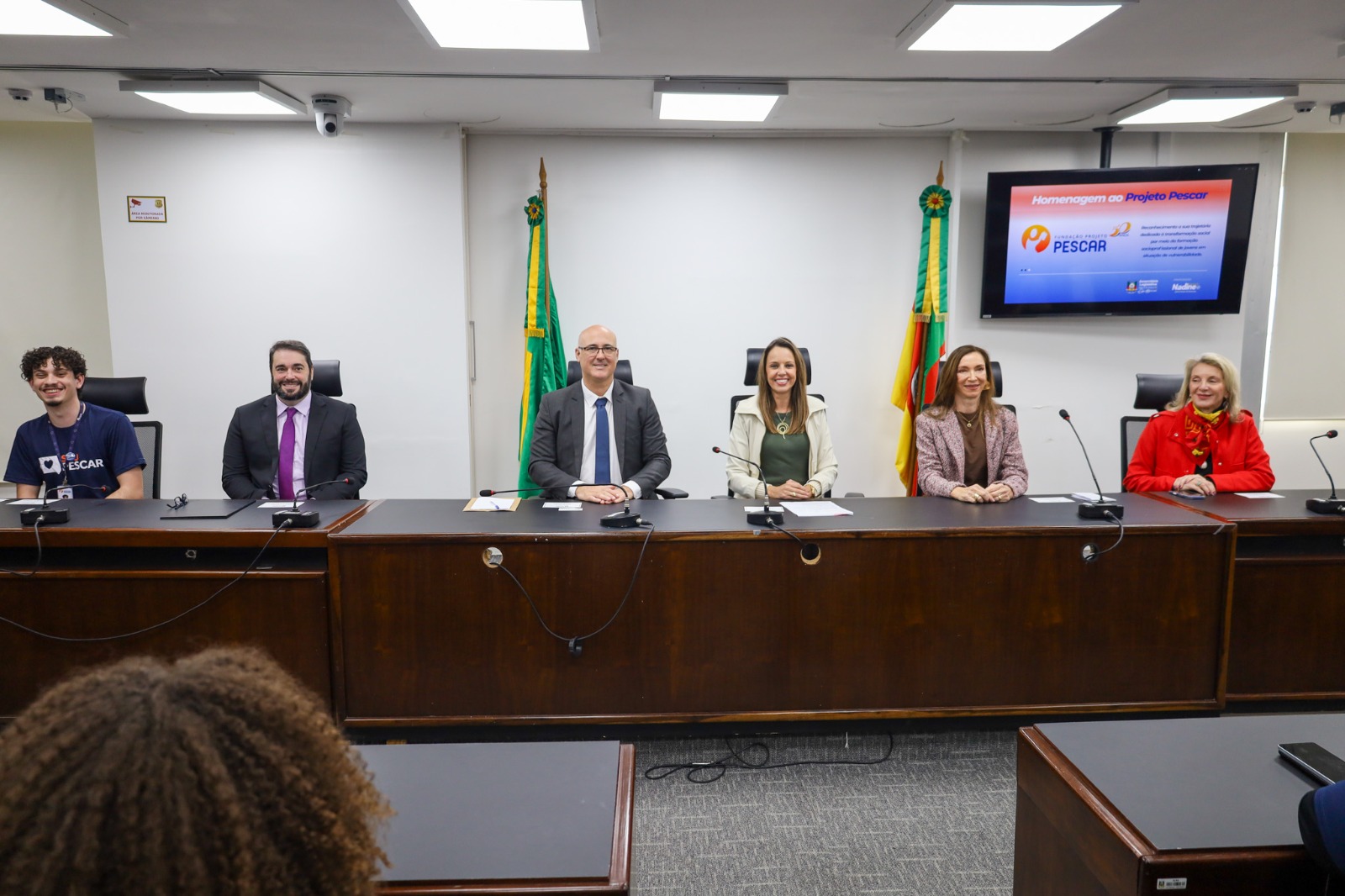 A foto mostra a mesa de autoridades.